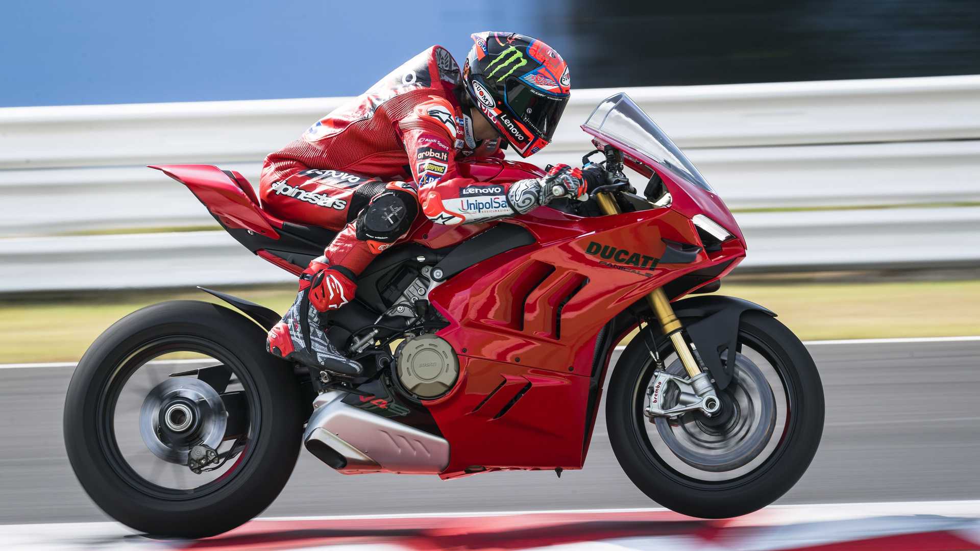 Ducati Panigale V4 và V4 S 2022 được nâng cấp động cơ mạnh mẽ hơn 2022-ducati-panigale-v4-v4-s (1).jpg