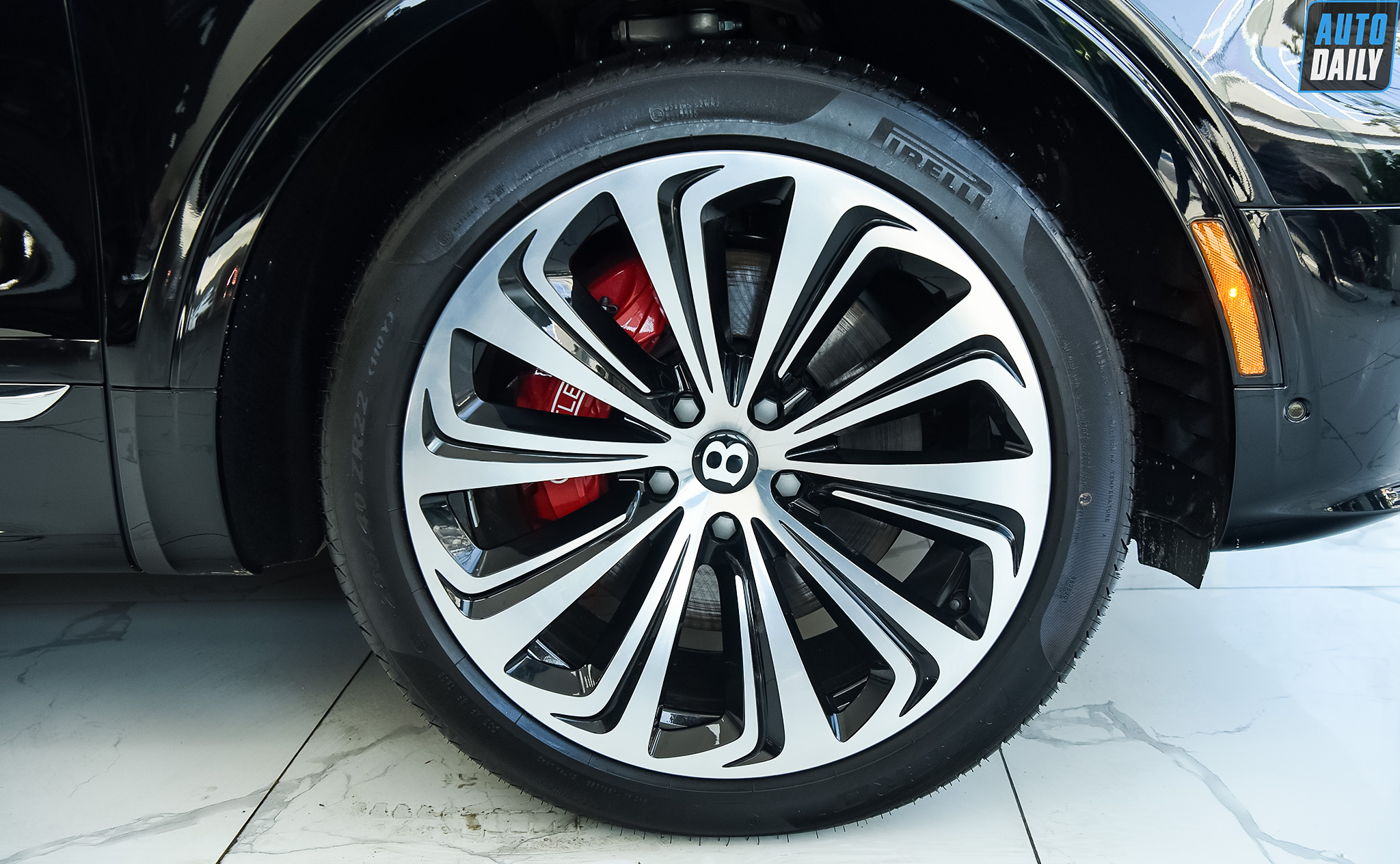 Chi tiết Bentley Bentayga 2021 nội thất trang trí Carbon giá hơn 18 tỷ adt-6553-copy.jpg
