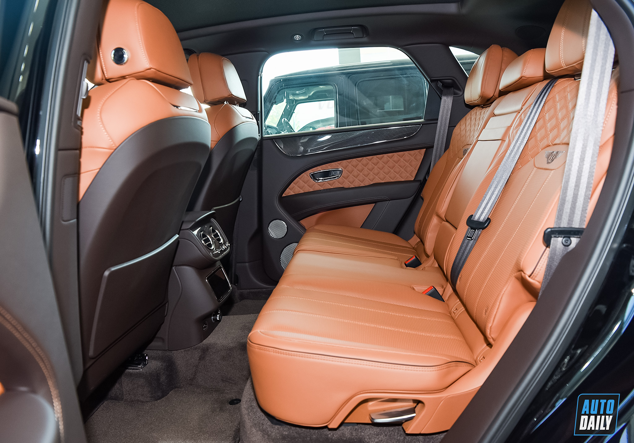 Chi tiết Bentley Bentayga 2021 nội thất trang trí Carbon giá hơn 18 tỷ adt-6581-copy.jpg