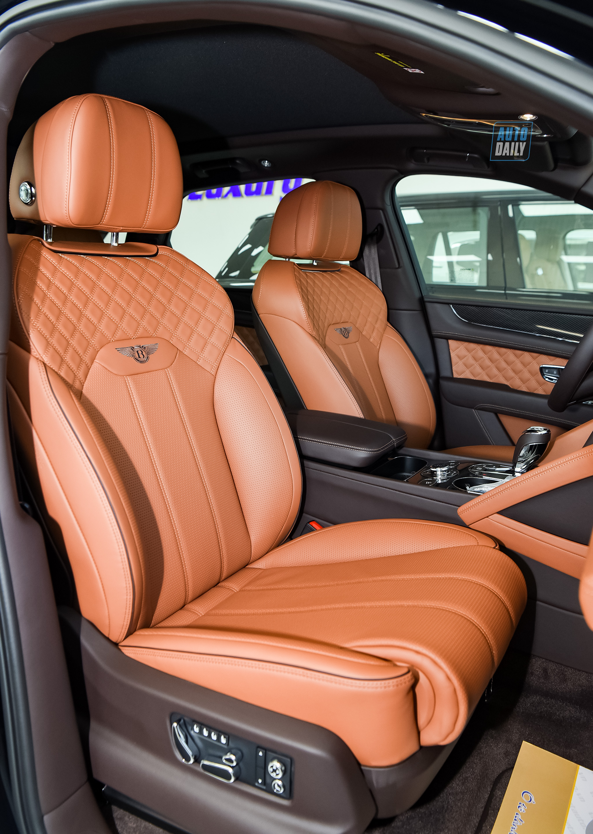 Chi tiết Bentley Bentayga 2021 nội thất trang trí Carbon giá hơn 18 tỷ adt-6603-copy.jpg