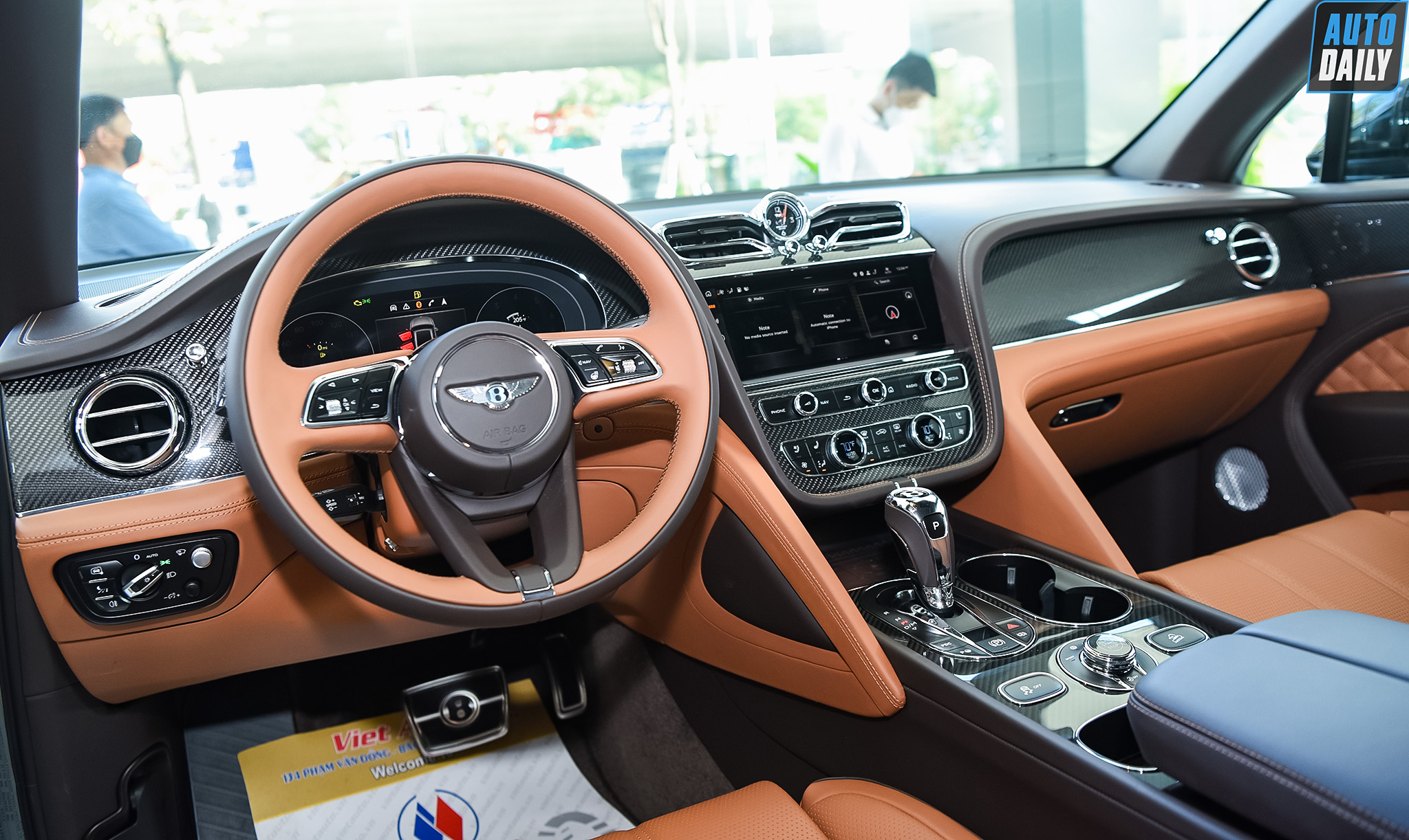Chi tiết Bentley Bentayga 2021 nội thất trang trí Carbon giá hơn 18 tỷ adt-6641-copy.jpg