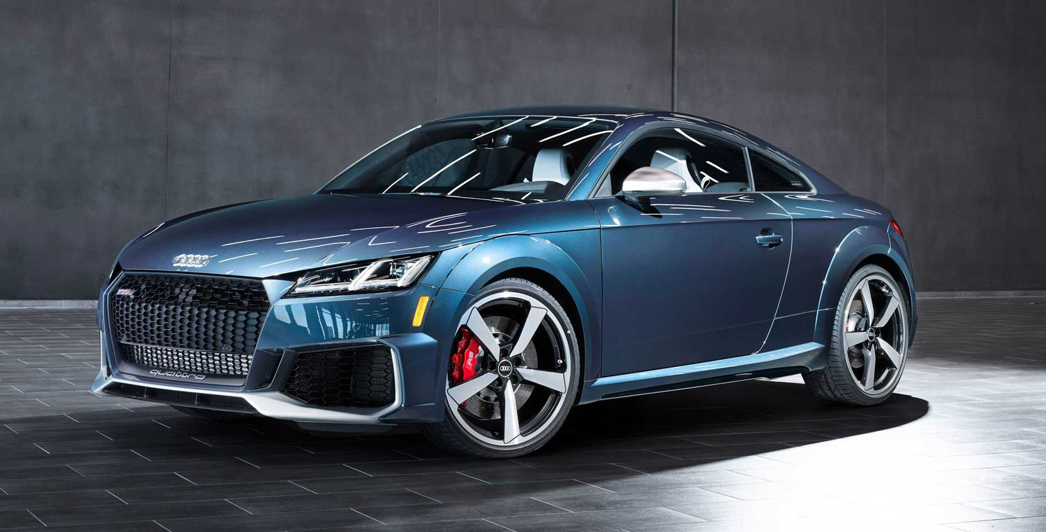 Audi TT RS 2022 ra mắt, thêm bản đặc biệt giá từ 74.245 USD 2022-audi-tt-rs-heritage-edition-helios-blue-metallic-diamond-silver-leather-and-ocean-blue-stitch.jpeg