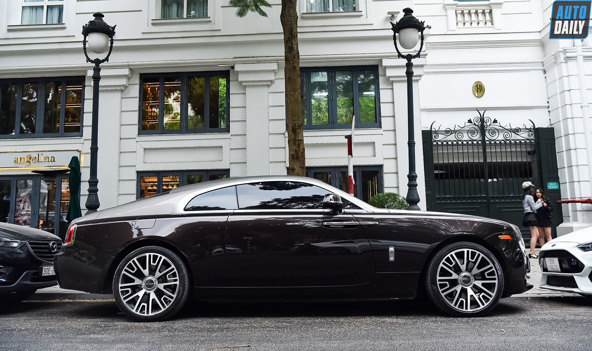 Ngắm dàn xe sang, siêu sang khủng trên phố Hà Nội adt-7009-copy.jpg