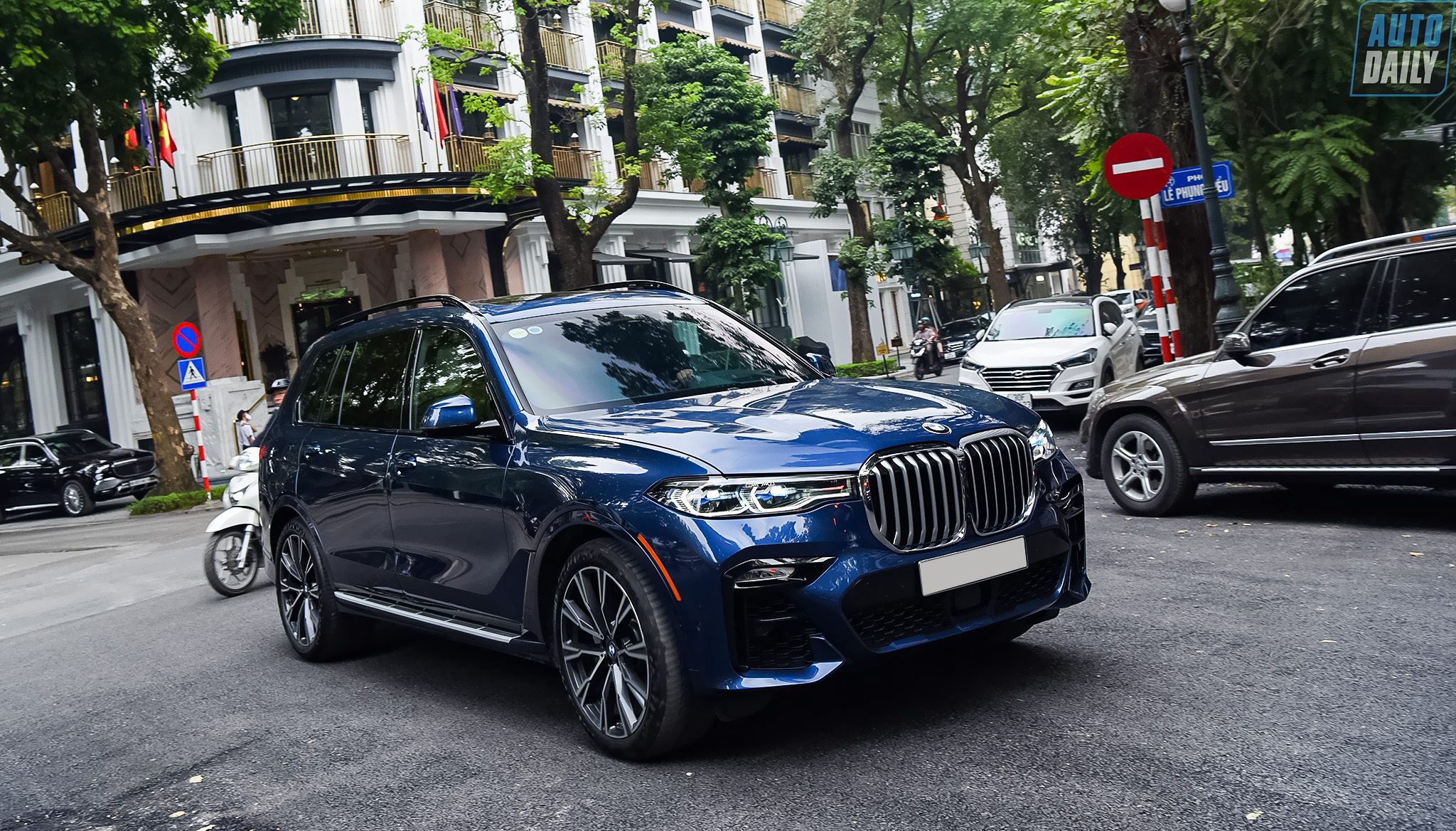 Ngắm dàn xe sang, siêu sang khủng trên phố Hà Nội adt-7027-copy.jpg