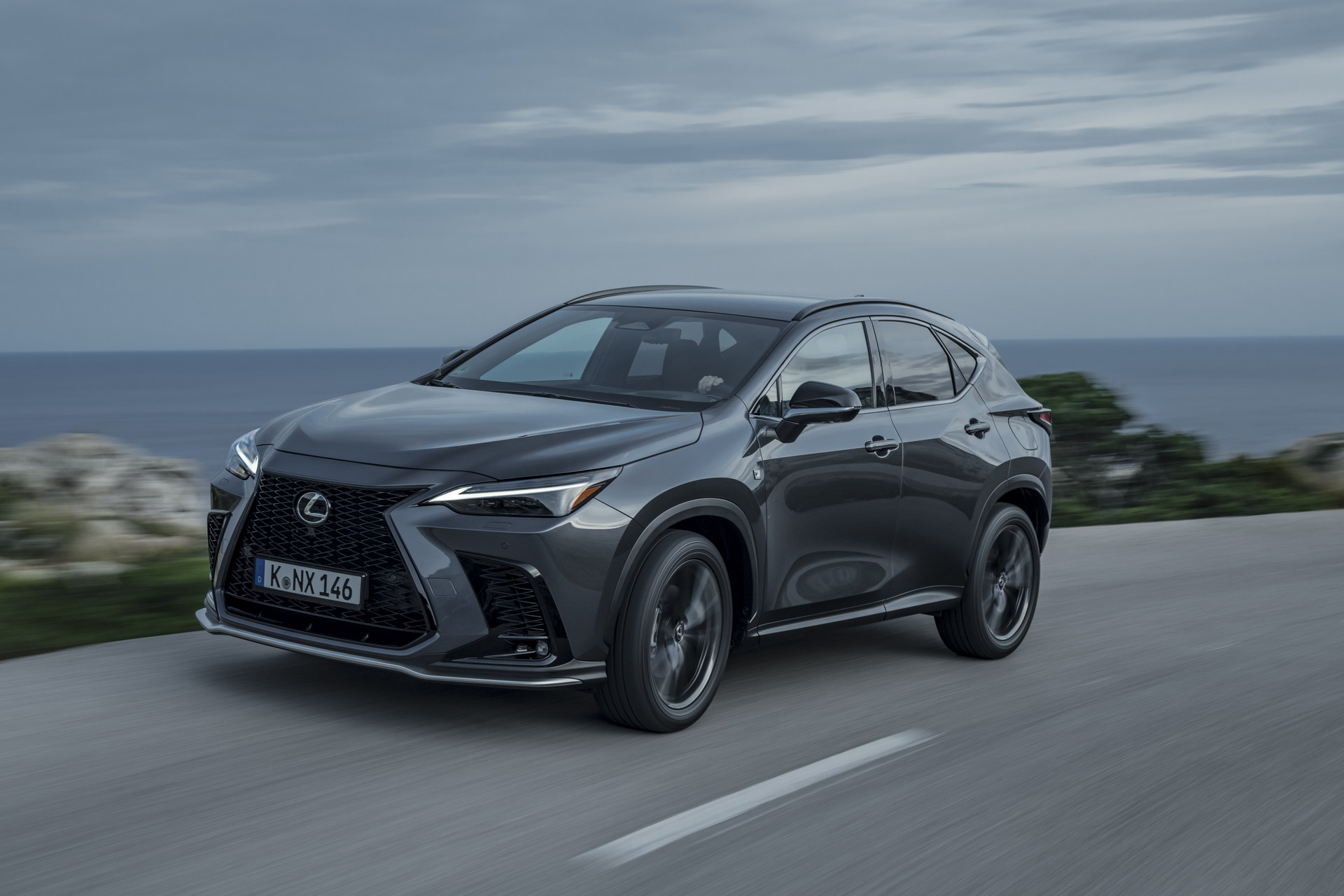 Lexus NX 2022 chốt giá từ 50.551 USD 2021-lexus-nx450h-eu-spec-1.jpg