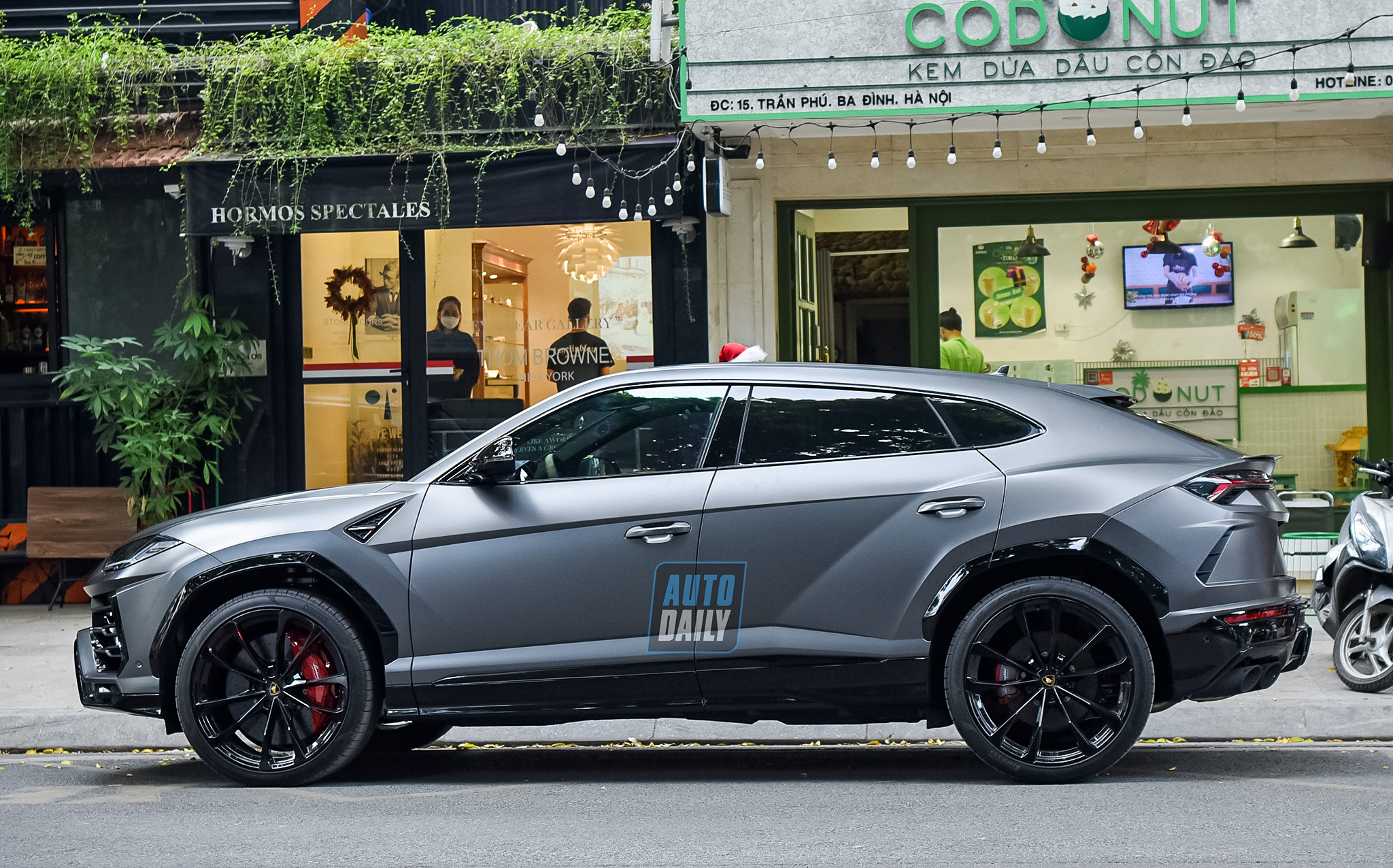 Siêu xe Lamborghini Urus với ngoại thất màu lạ mắt về Việt Nam adt-8127-copy.jpg