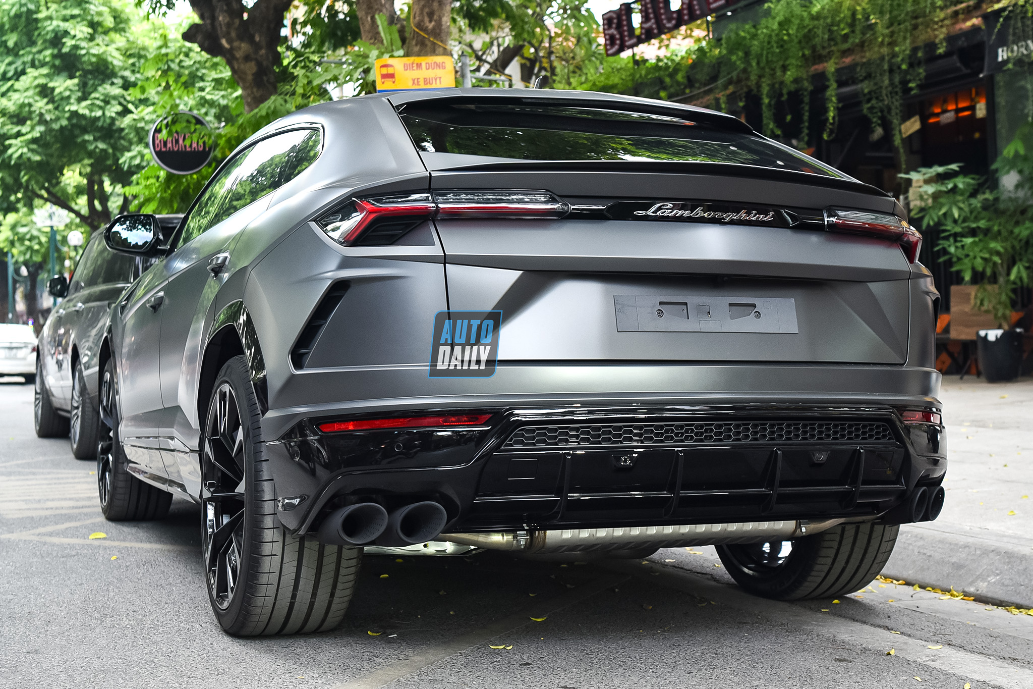 Siêu xe Lamborghini Urus với ngoại thất màu lạ mắt về Việt Nam adt-8151-copy.jpg