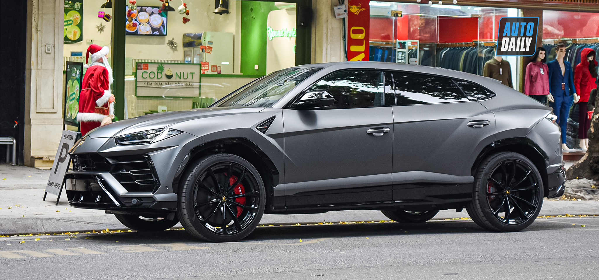 Siêu xe Lamborghini Urus với ngoại thất màu lạ mắt về Việt Nam adt-8170-copy.jpg