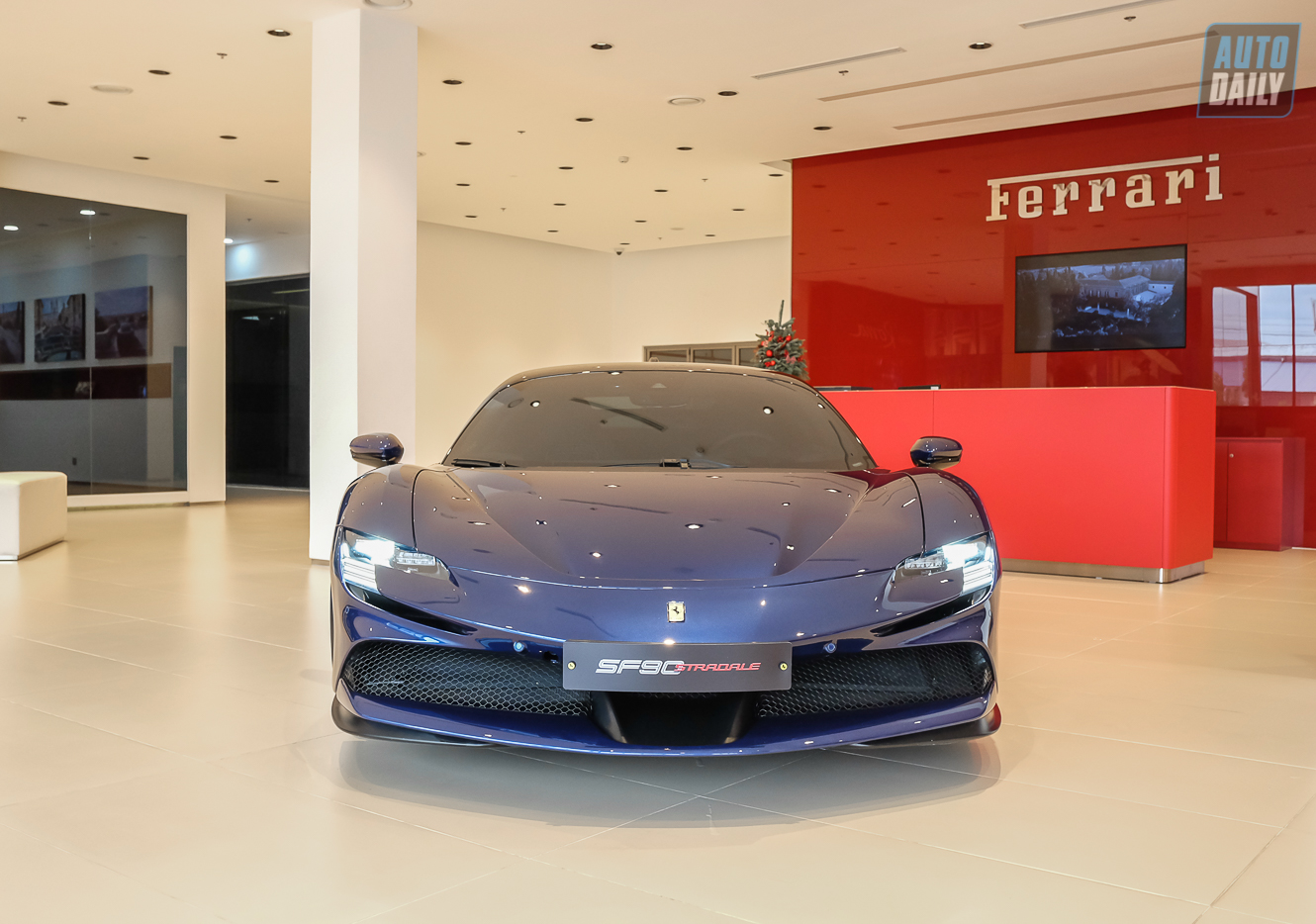 Chi tiết Ferrari SF90 Stradale màu “độc nhất” tại Việt Nam Ferrari SF90 Stradale màu xanh dương Blue Tour De France  (4).jpg