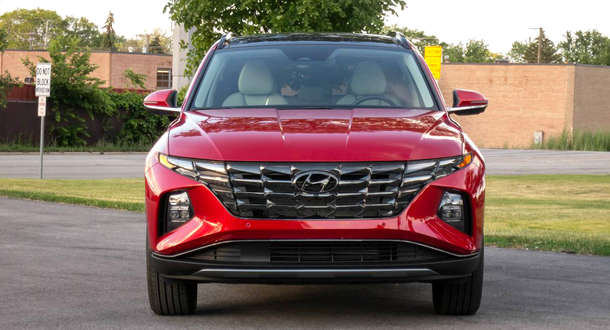 Hyundai Tucson 2022 dự kiến ra mắt tại Việt Nam trong tháng 1/2022 hyundai-tucson-limited-awd-2022-02-exterior-front-red.jpeg