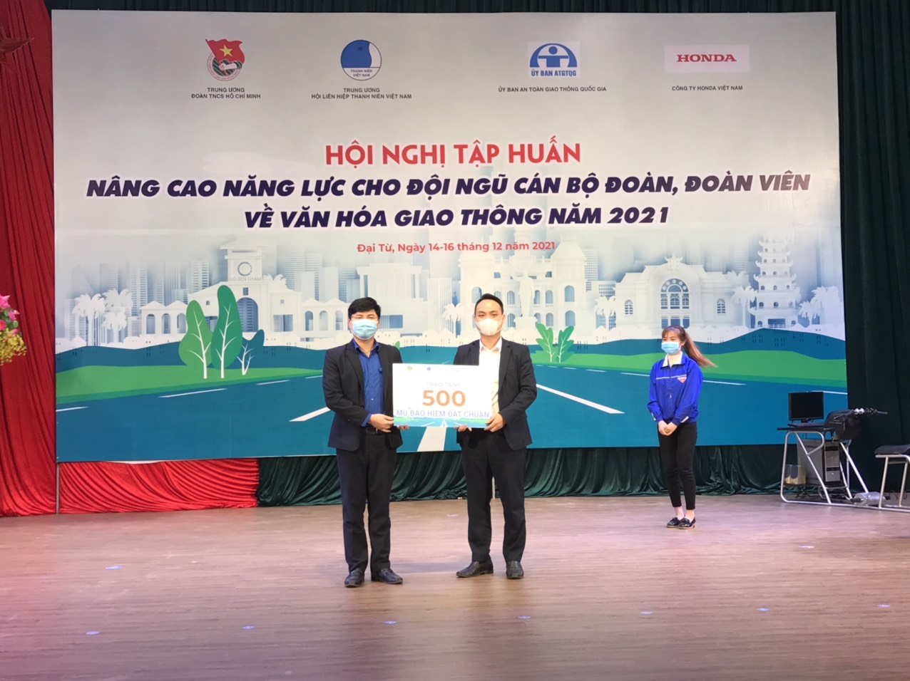 Chương trình Trao tặng mũ bảo hiểm “Cùng Honda chắp cánh tương lai” năm 2021 500-mbh-da-duoc-trao-tang-cho-doan-vien-thanh-nien-tinh-thai-nguyen.jpg