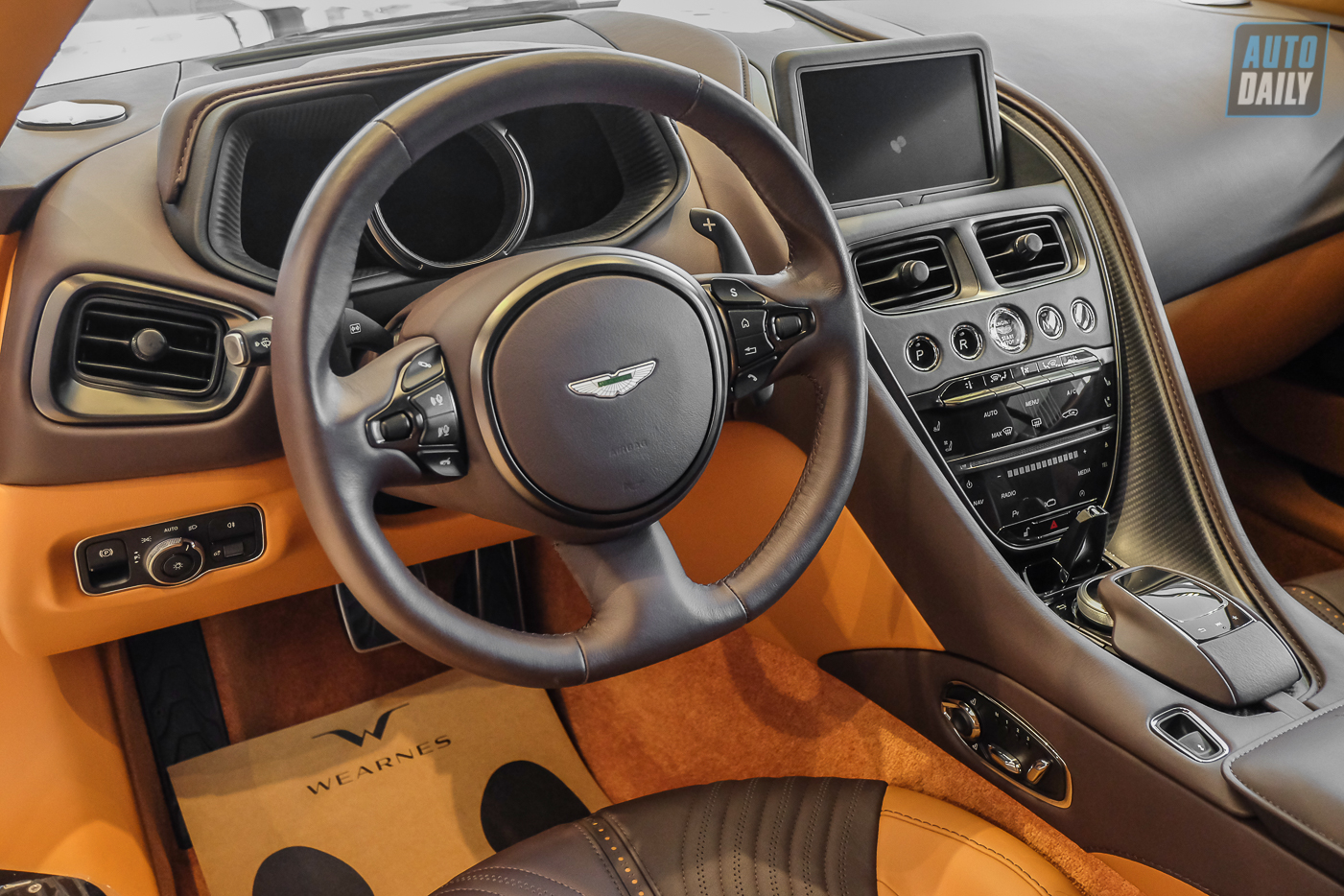 Soi chi tiết Aston Martin DB11 V8 có giá bán hơn 17 tỷ đồng tại Việt Nam Aston Martin DB11 (5).jpg