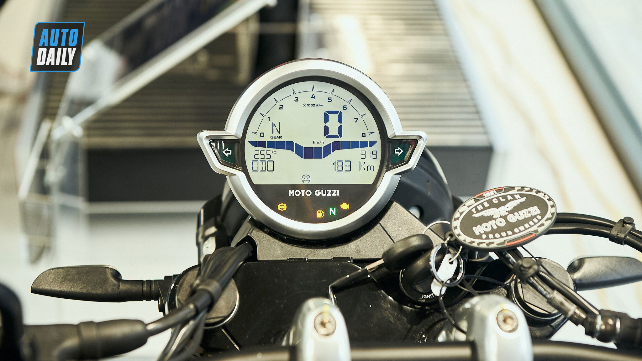 Chi tiết môtô cổ điển Moto Guzzi V9 Bobber giá từ 415 triệu đồng moto-guzzi-v9-bobber-02.jpg