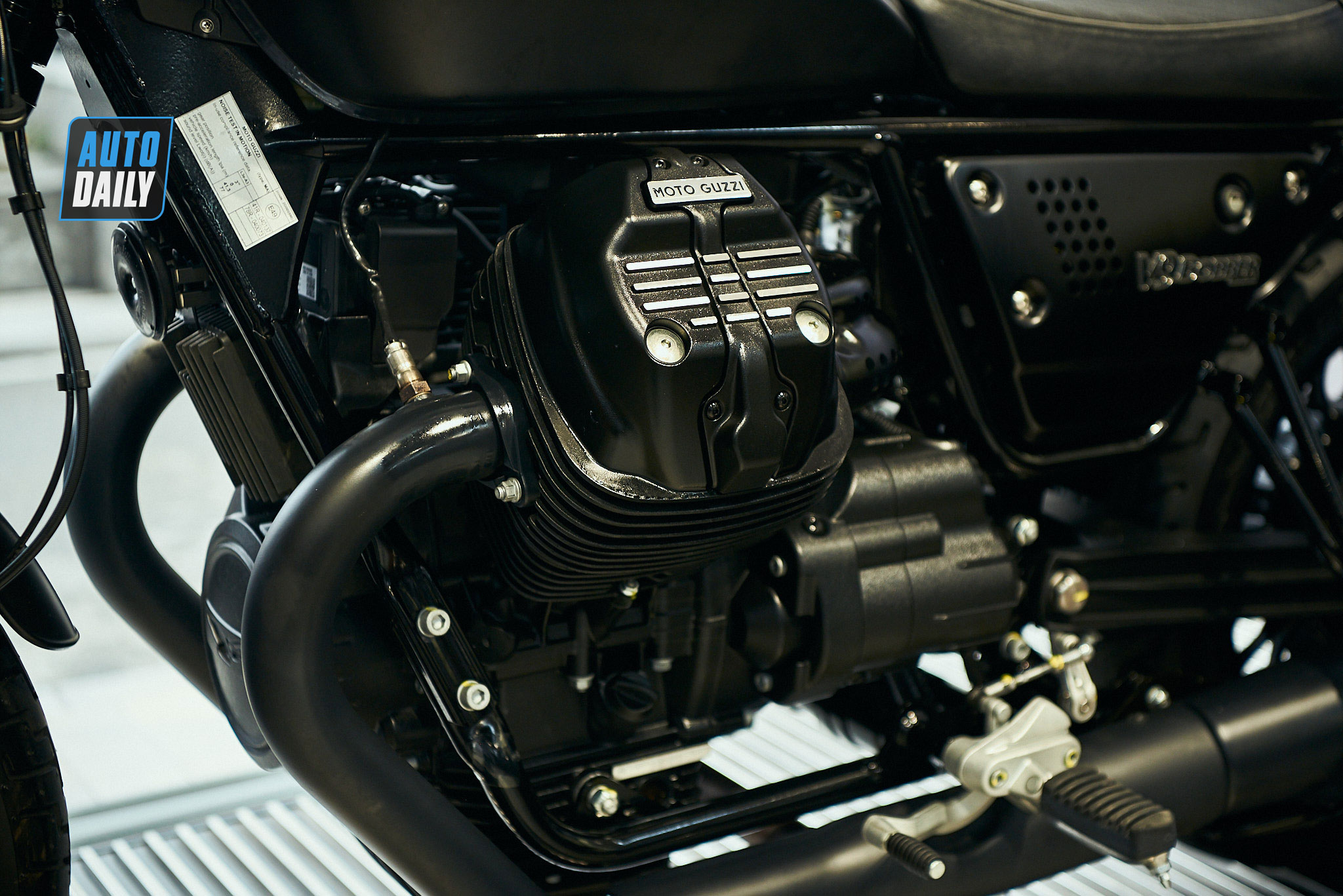 Chi tiết môtô cổ điển Moto Guzzi V9 Bobber giá từ 415 triệu đồng moto-guzzi-v9-bobber-05.jpg