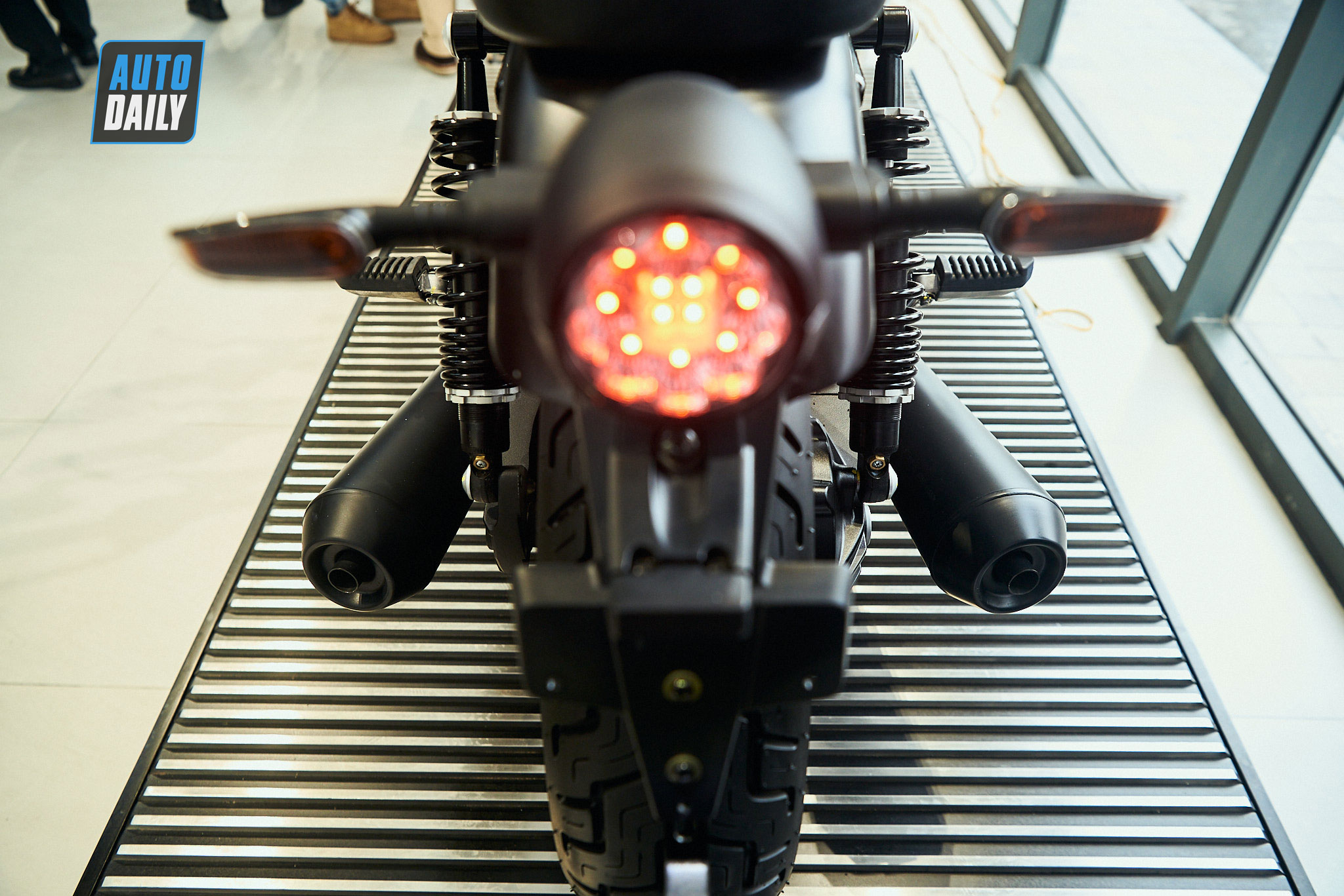Chi tiết môtô cổ điển Moto Guzzi V9 Bobber giá từ 415 triệu đồng moto-guzzi-v9-bobber-06.jpg