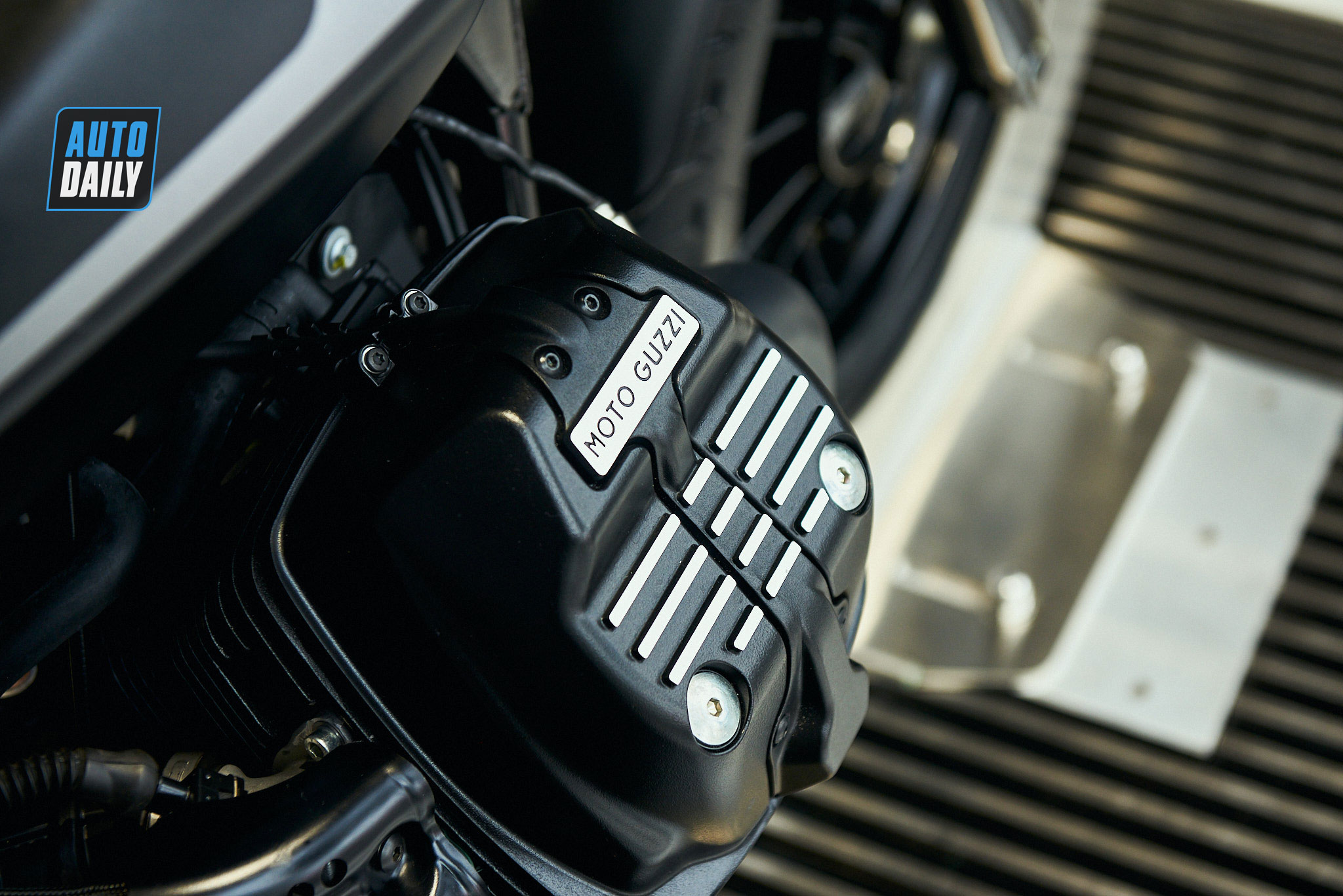 Chi tiết môtô cổ điển Moto Guzzi V9 Bobber giá từ 415 triệu đồng moto-guzzi-v9-bobber-08.jpg