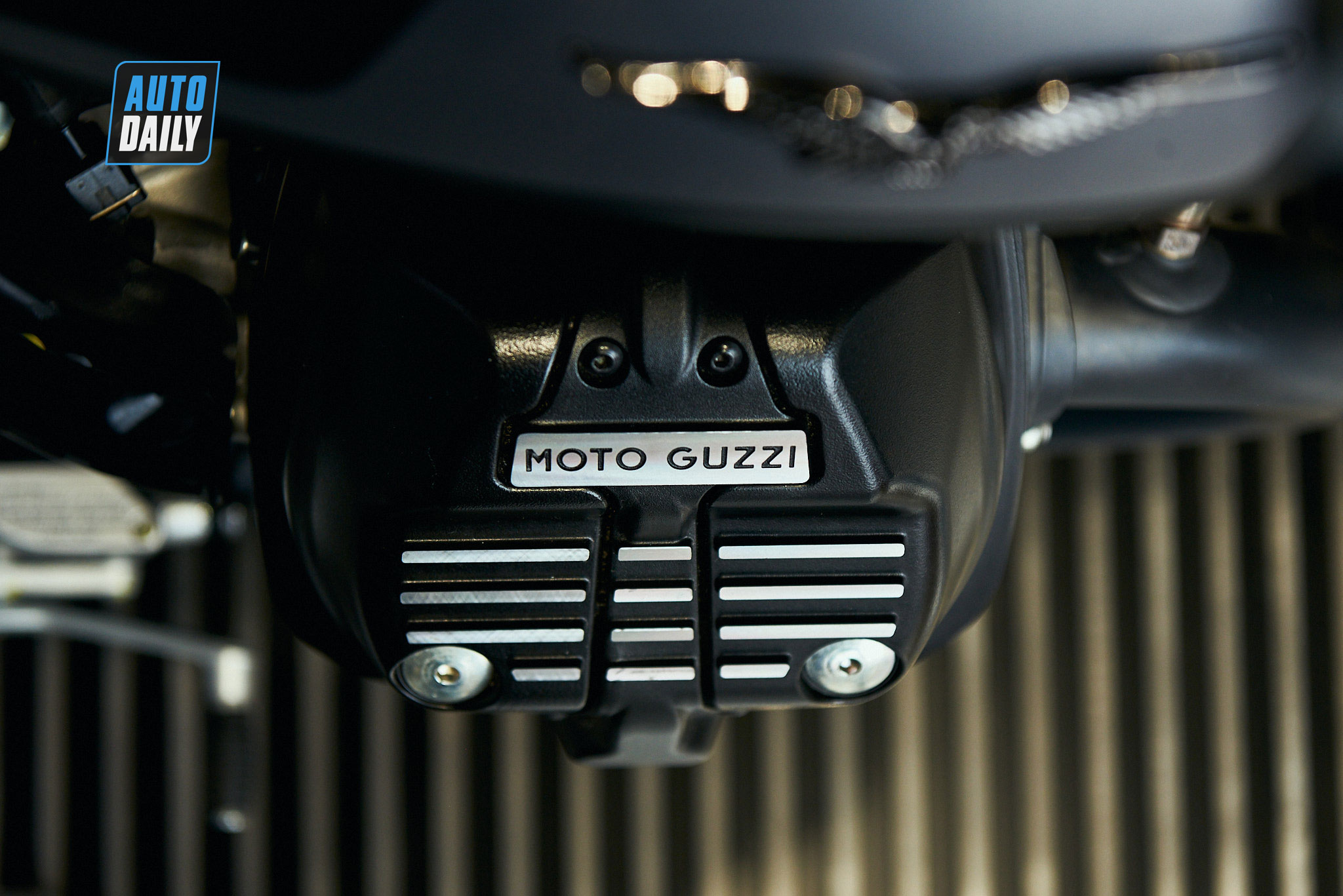 Chi tiết môtô cổ điển Moto Guzzi V9 Bobber giá từ 415 triệu đồng moto-guzzi-v9-bobber-09.jpg