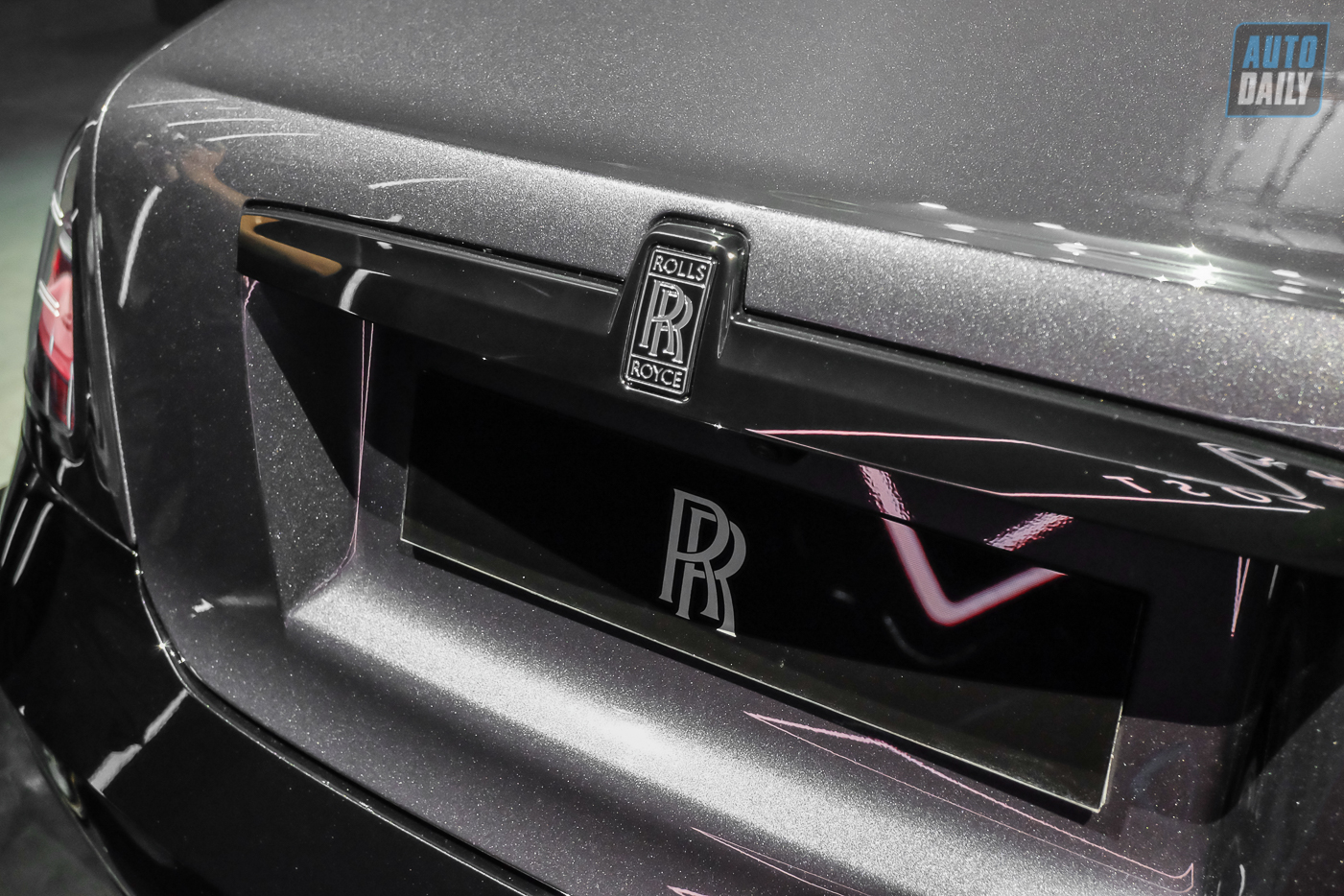 Cận cảnh Rolls-Royce Black Badge Ghost 2022 giá hơn 33 tỷ đồng tại Việt Nam Rolls-Royce Black Badge Ghost (1).jpg