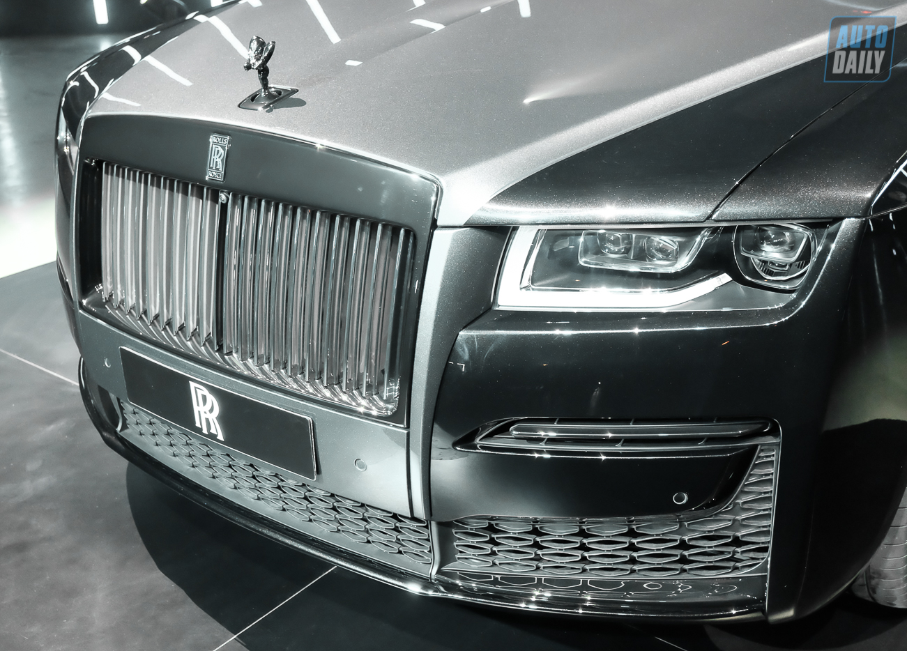 Cận cảnh Rolls-Royce Black Badge Ghost 2022 giá hơn 33 tỷ đồng tại Việt Nam Rolls-Royce Black Badge Ghost (11).jpg