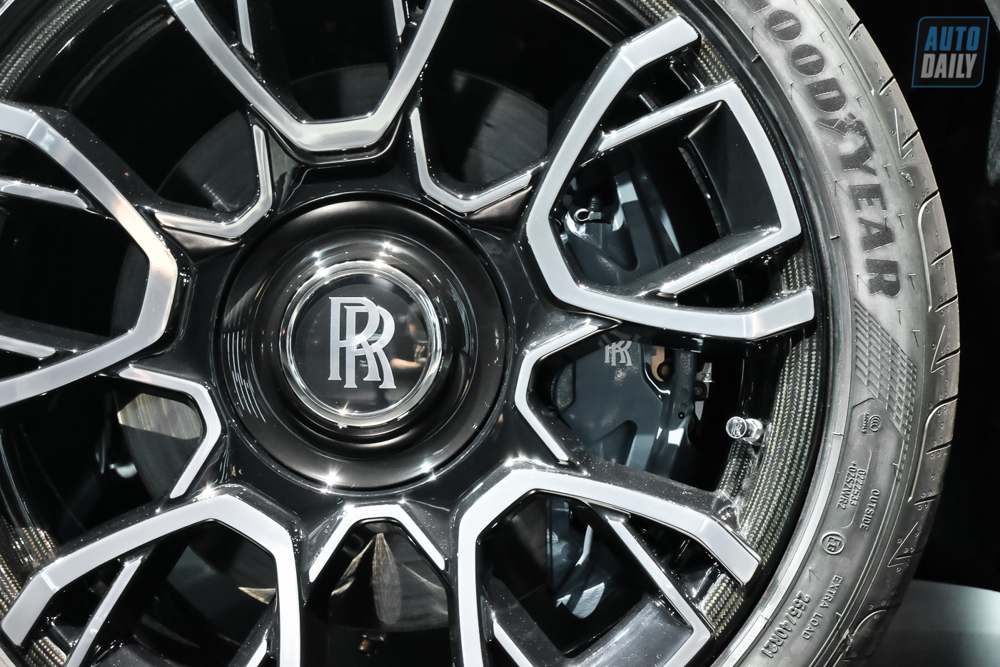 Cận cảnh Rolls-Royce Black Badge Ghost 2022 giá hơn 33 tỷ đồng tại Việt Nam Rolls-Royce Black Badge Ghost (12).jpg