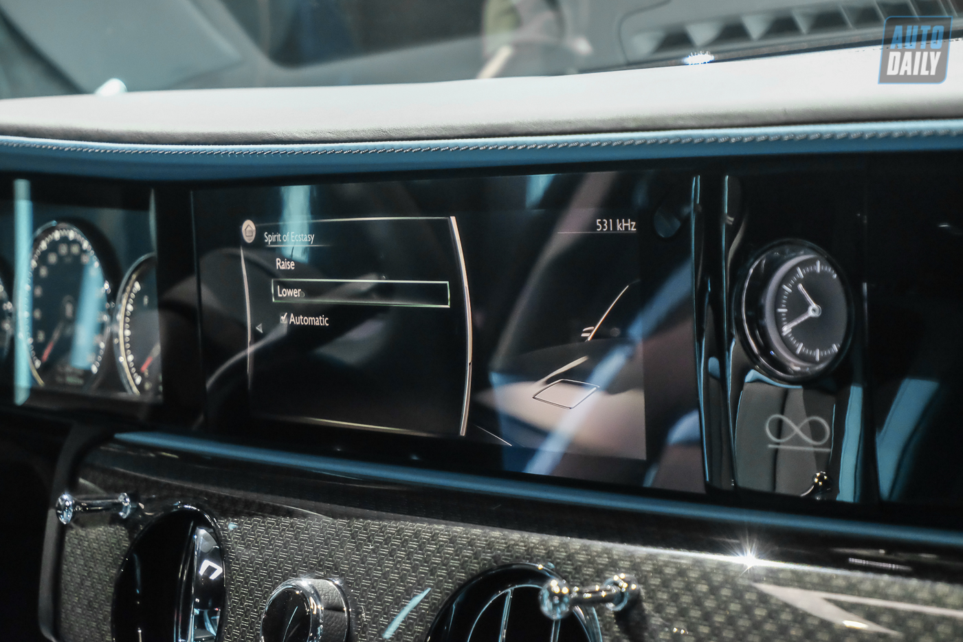 Cận cảnh Rolls-Royce Black Badge Ghost 2022 giá hơn 33 tỷ đồng tại Việt Nam Rolls-Royce Black Badge Ghost (24).jpg