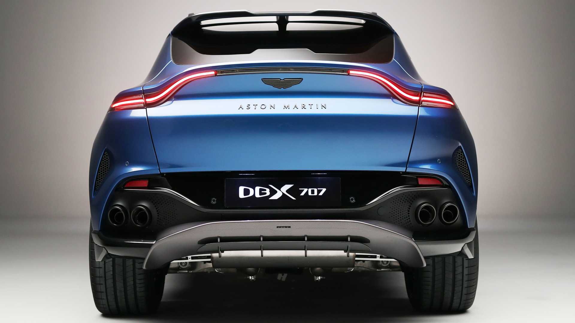 Aston Martin DBX707 ra mắt với 697 mã lực, thách thức Lamborghini Urus aston-martin-dbx707-rear-view.jpeg