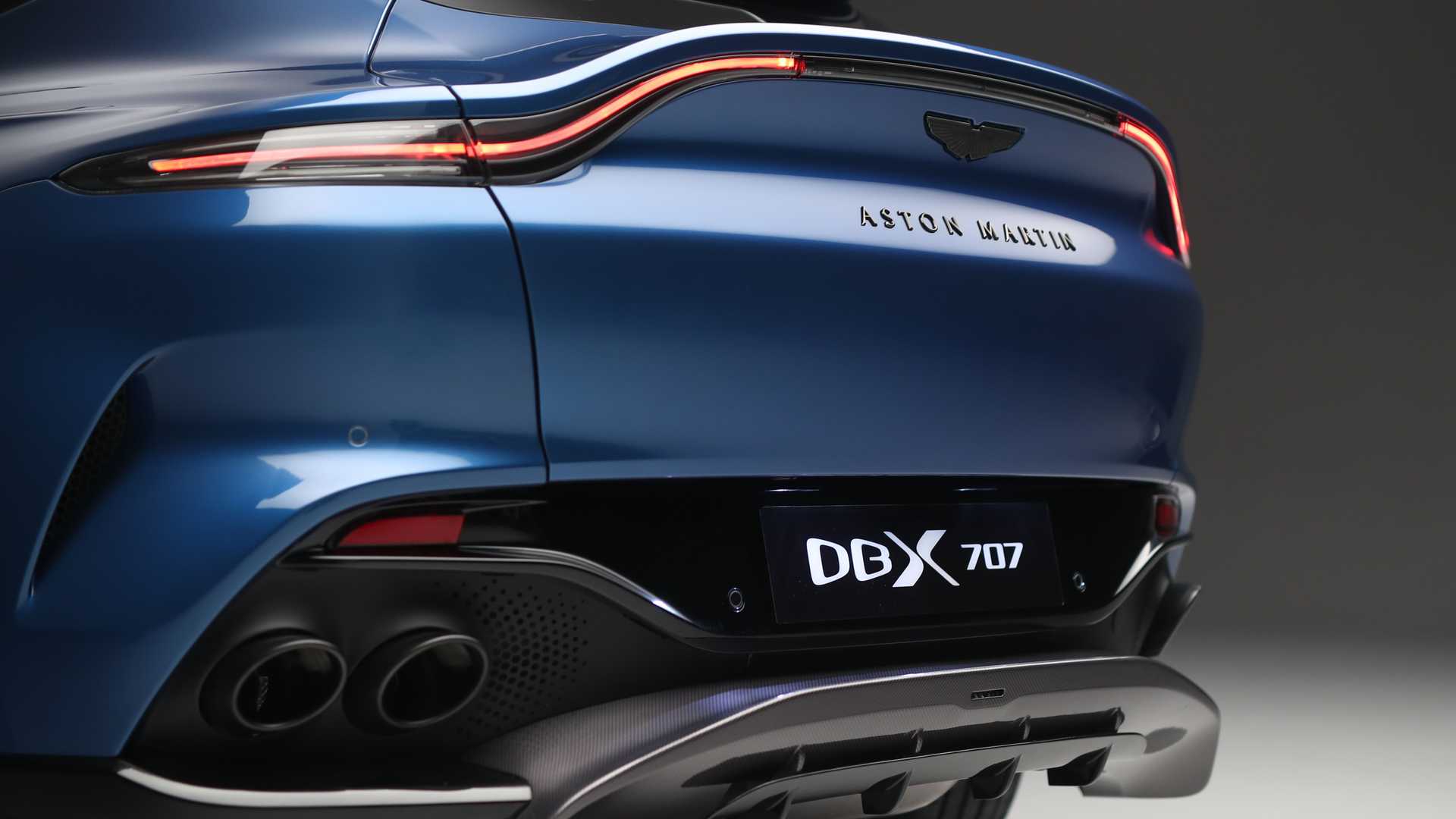 Aston Martin DBX707 ra mắt với 697 mã lực, thách thức Lamborghini Urus aston-martin-dbx707-rear-view7.jpeg