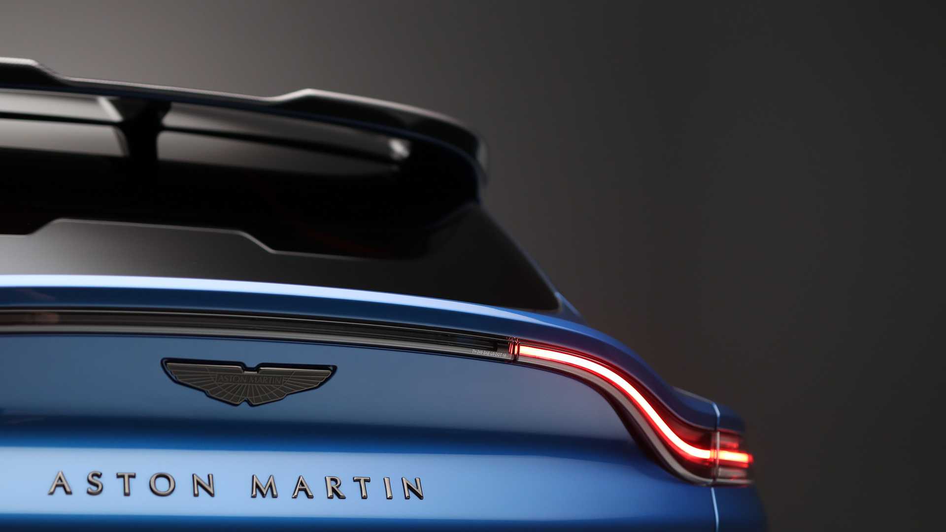 Aston Martin DBX707 ra mắt với 697 mã lực, thách thức Lamborghini Urus aston-martin-dbx707-rear-wing.jpeg
