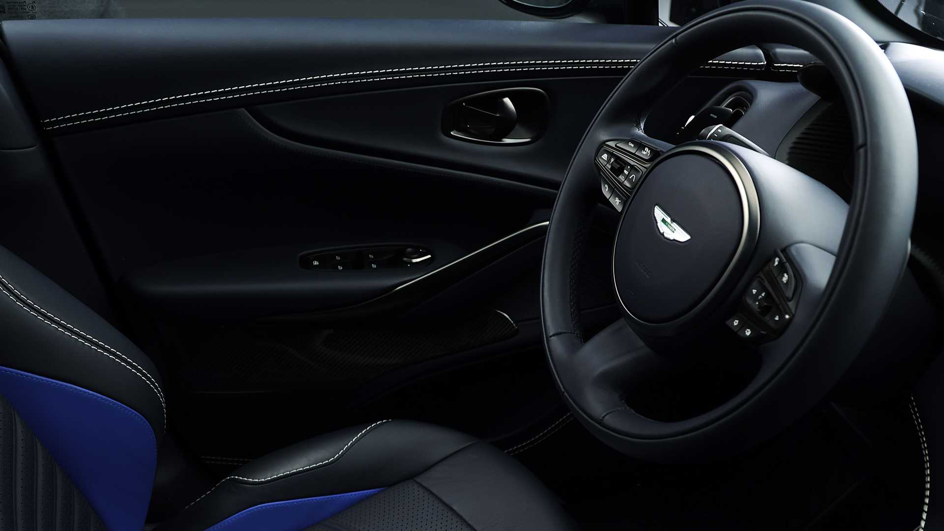 Aston Martin DBX707 ra mắt với 697 mã lực, thách thức Lamborghini Urus aston-martin-dbx707-steering-wheel.jpeg