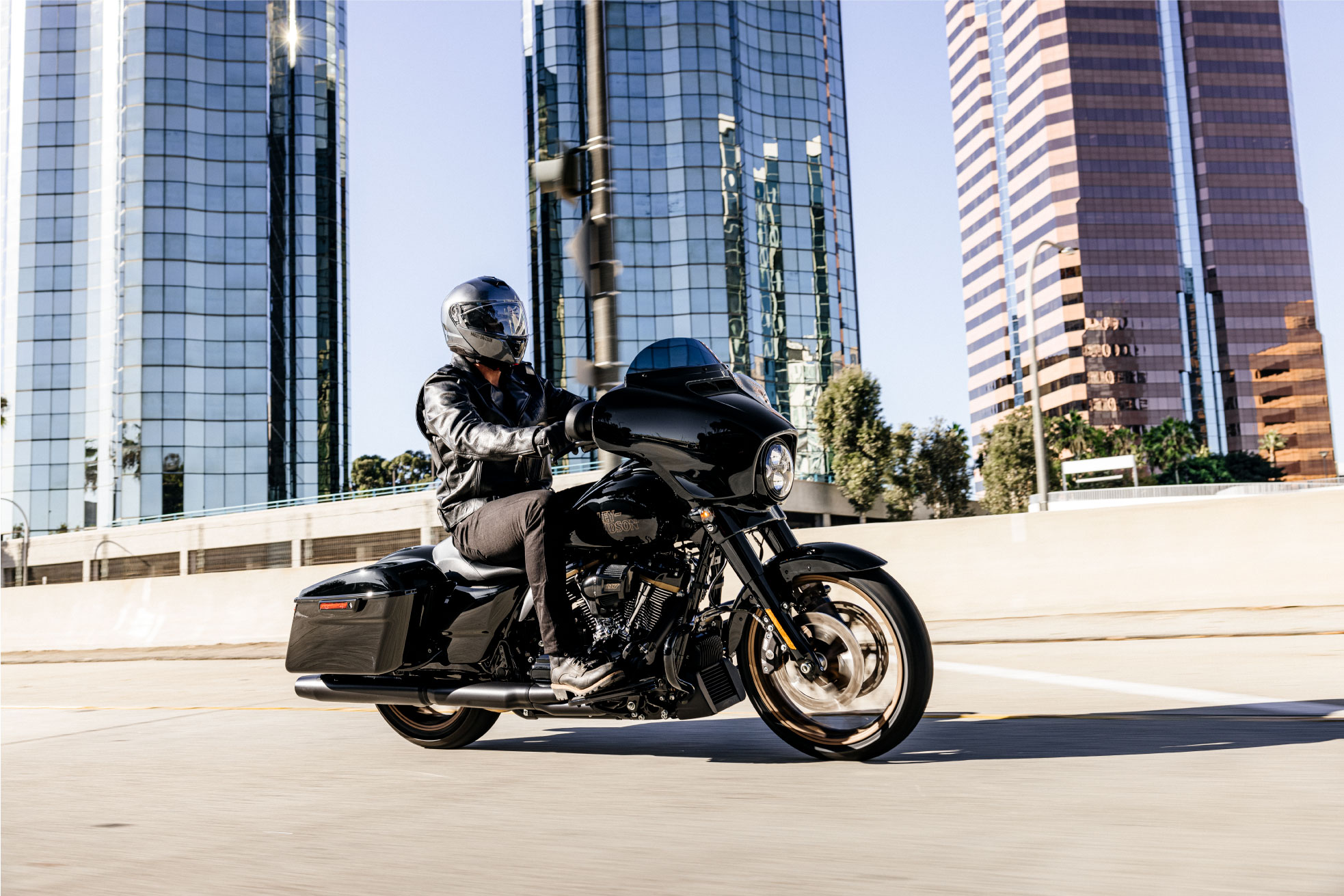 Harley-Davidson hé lộ 7 mẫu xe mới, động cơ khủng và nhiều màu sắc độc đáo STREET-GLIDE-ST.jpg