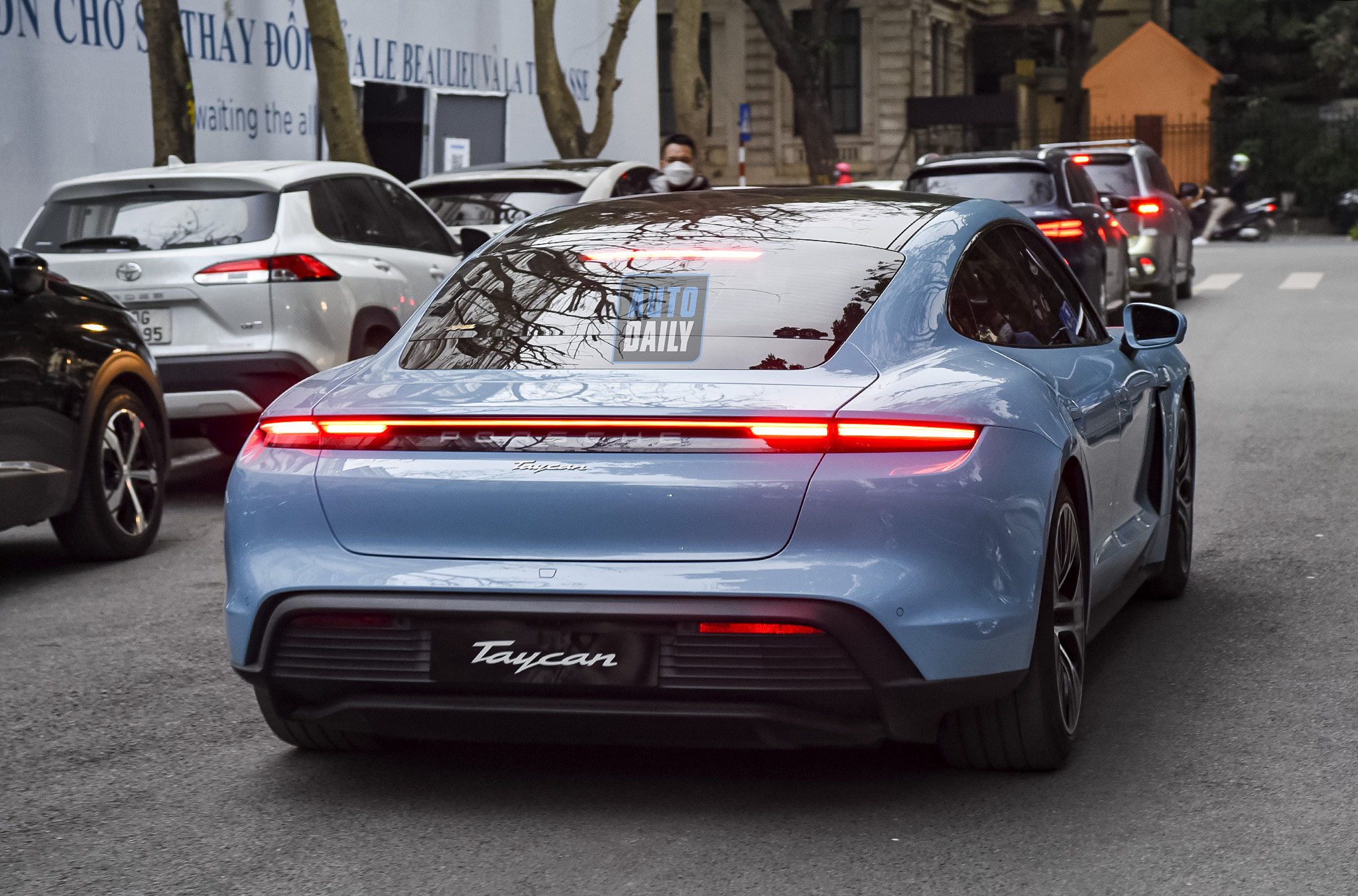 Porsche Taycan màu lạ mắt tại Hà Nội, xe điện hạng sang giá từ 4,76 tỷ adt-5331-copy.jpg
