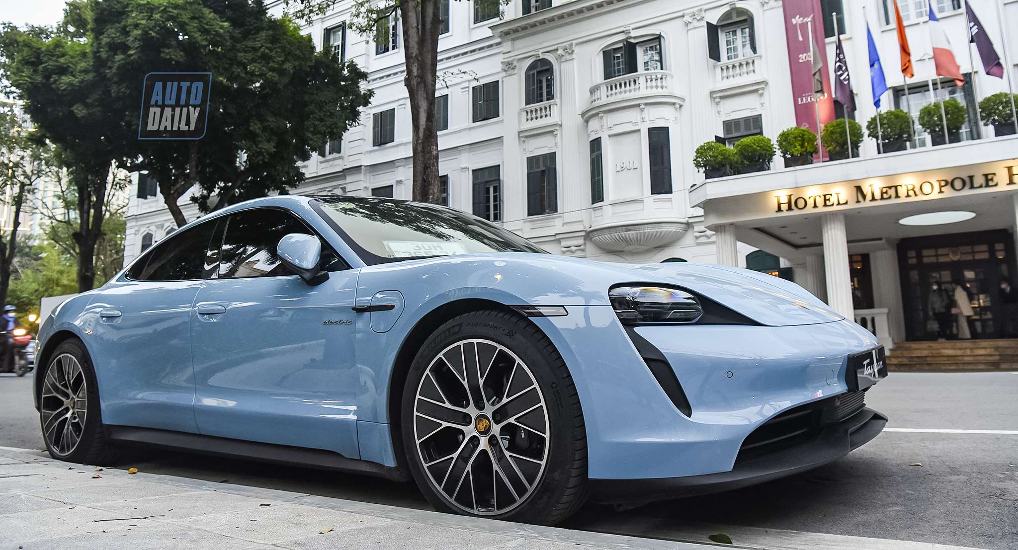 Porsche Taycan màu lạ mắt tại Hà Nội, xe điện hạng sang giá từ 4,76 tỷ adt-5409-copy.jpg
