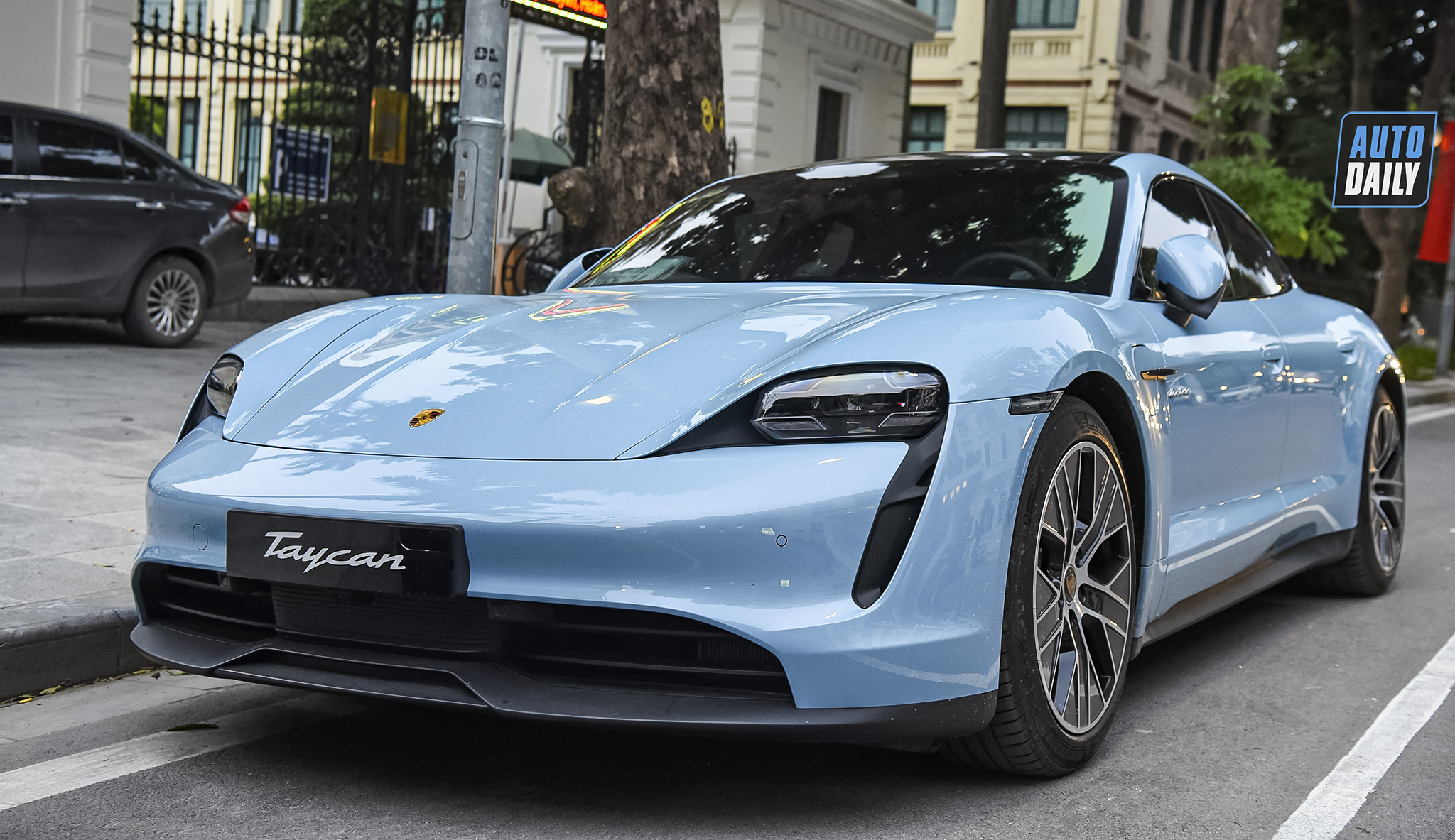 Porsche Taycan màu lạ mắt tại Hà Nội, xe điện hạng sang giá từ 4,76 tỷ