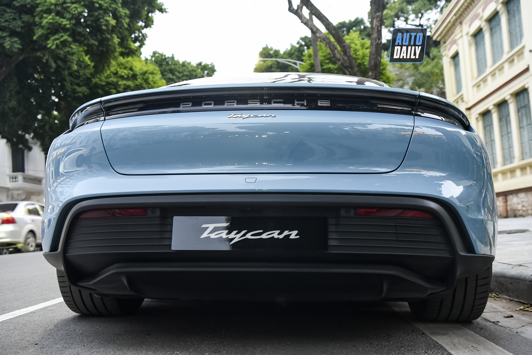 Porsche Taycan màu lạ mắt tại Hà Nội, xe điện hạng sang giá từ 4,76 tỷ adt-5428-copy.jpg