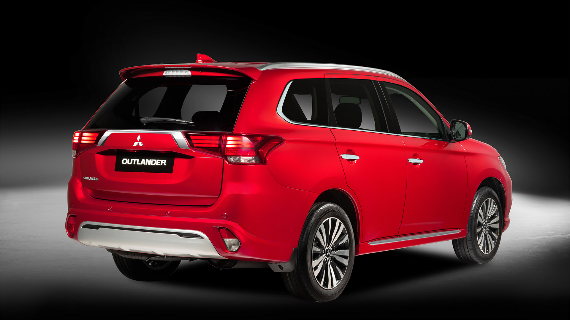 Mitsubishi Outlander thêm 14 điểm nâng cấp, giá không đổi outlander-01.jpeg