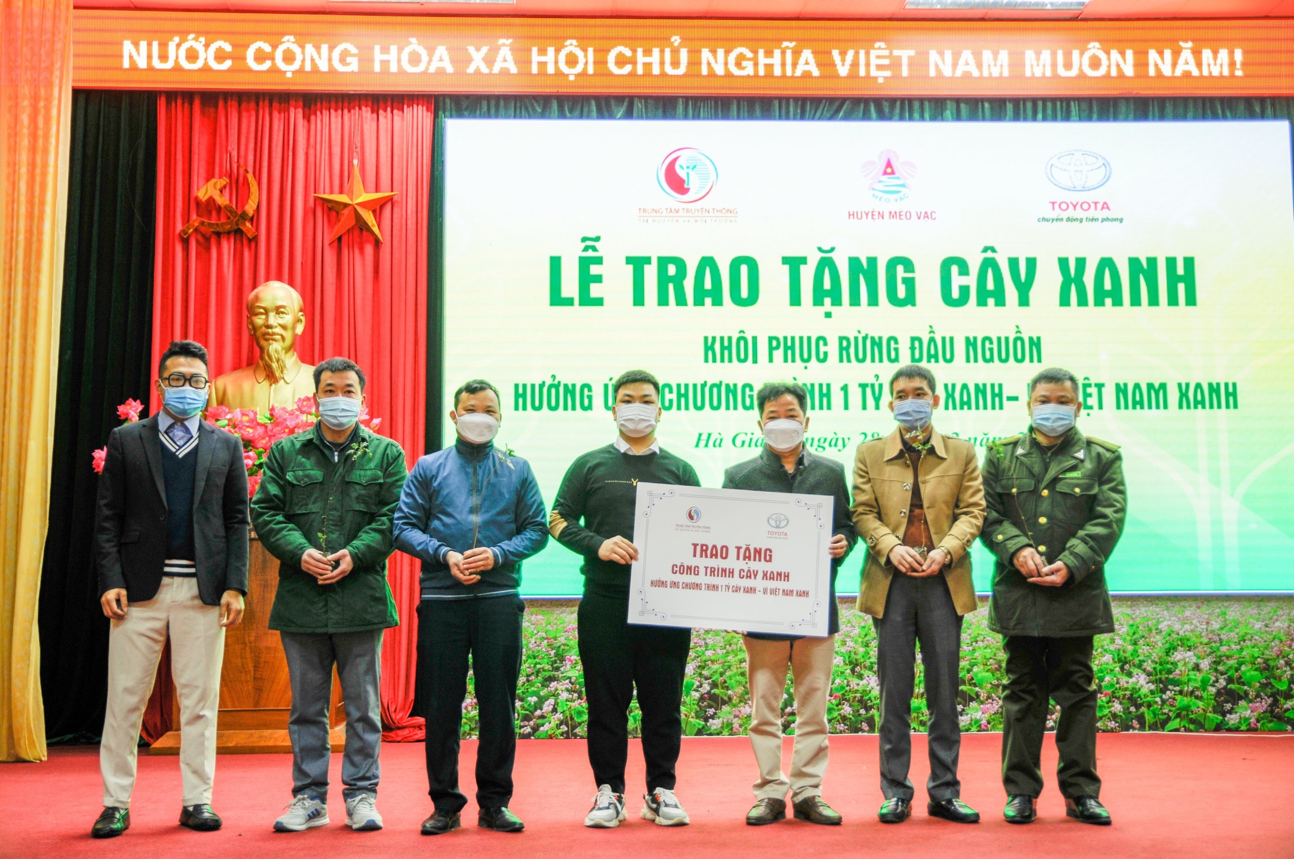Toyota Việt Nam trao tặng hàng nghìn cây xanh khôi phục rừng đầu nguồn le-trao-tang-cay-xanh-khoi-phuc-rung-dau-nguon-huong-ung-chuong-trinh-1-ty-cay-xanh-vi-viet-nam-xanh-1.jpg
