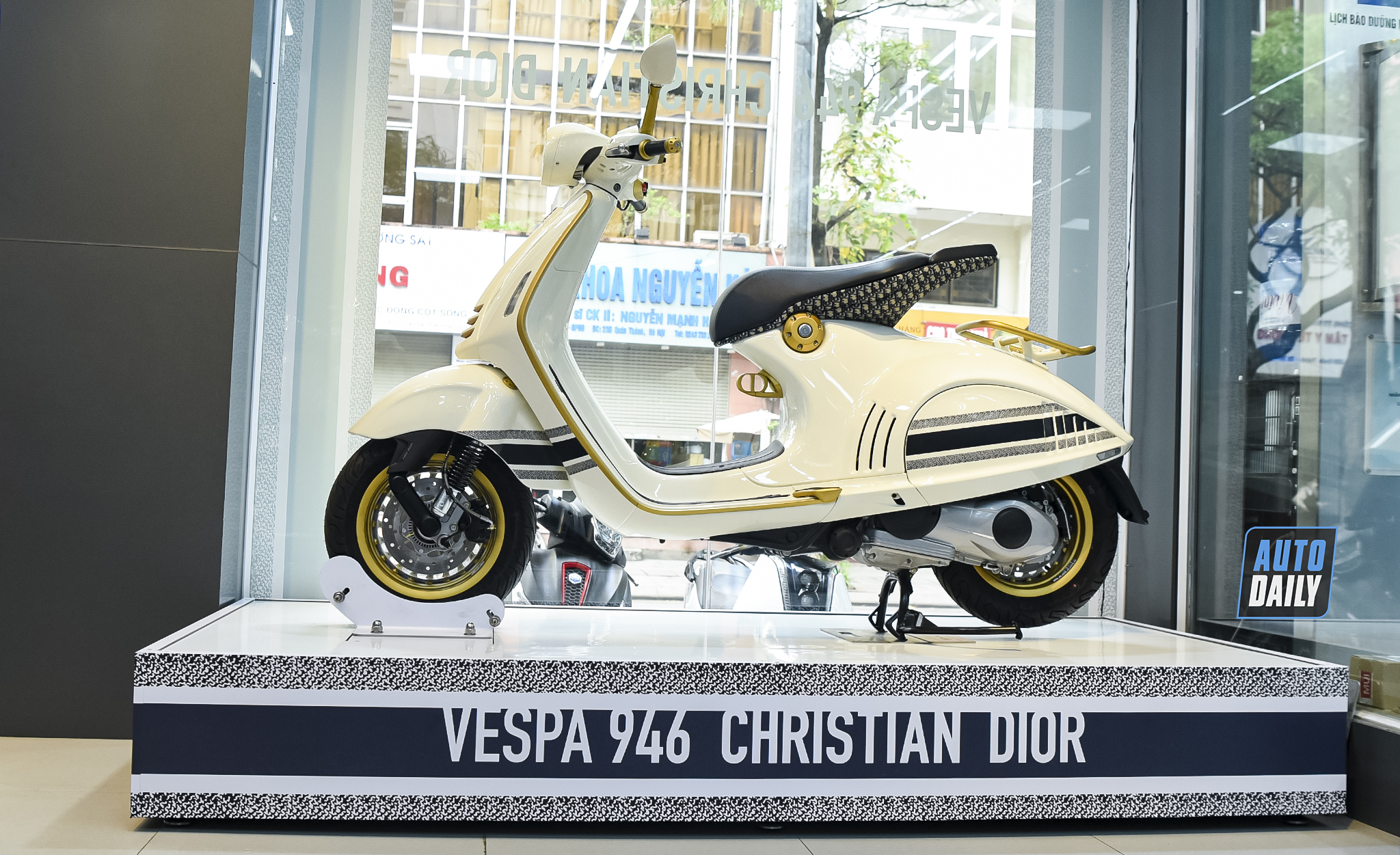 Cận cảnh siêu phẩm xe tay ga Vespa 946 được thiết kế bởi Christian Dior