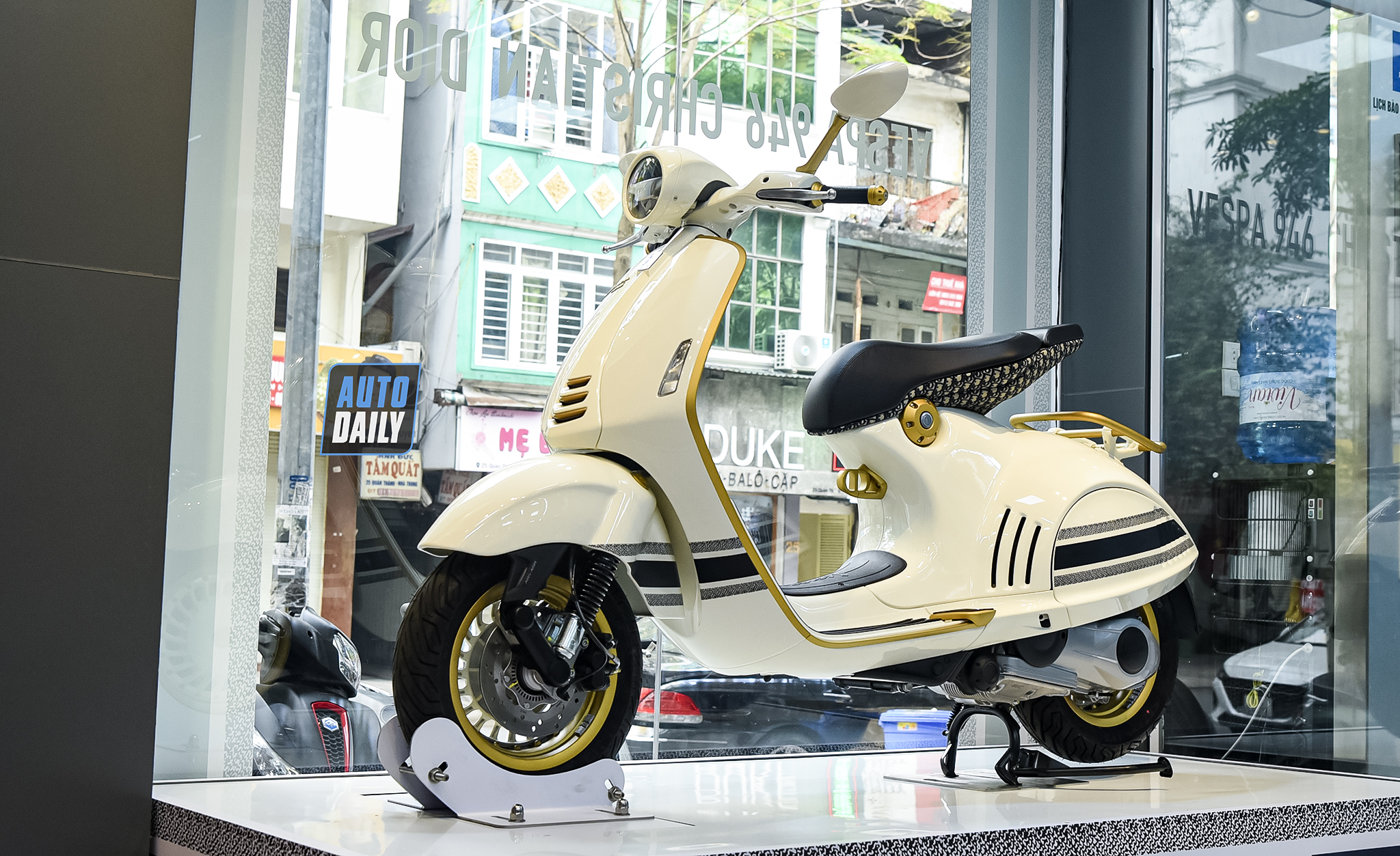 Cận cảnh xe tay ga đắt nhất Việt Nam Vespa 946 Christian Dior giá 710 triệu adt-8459-copy.jpg