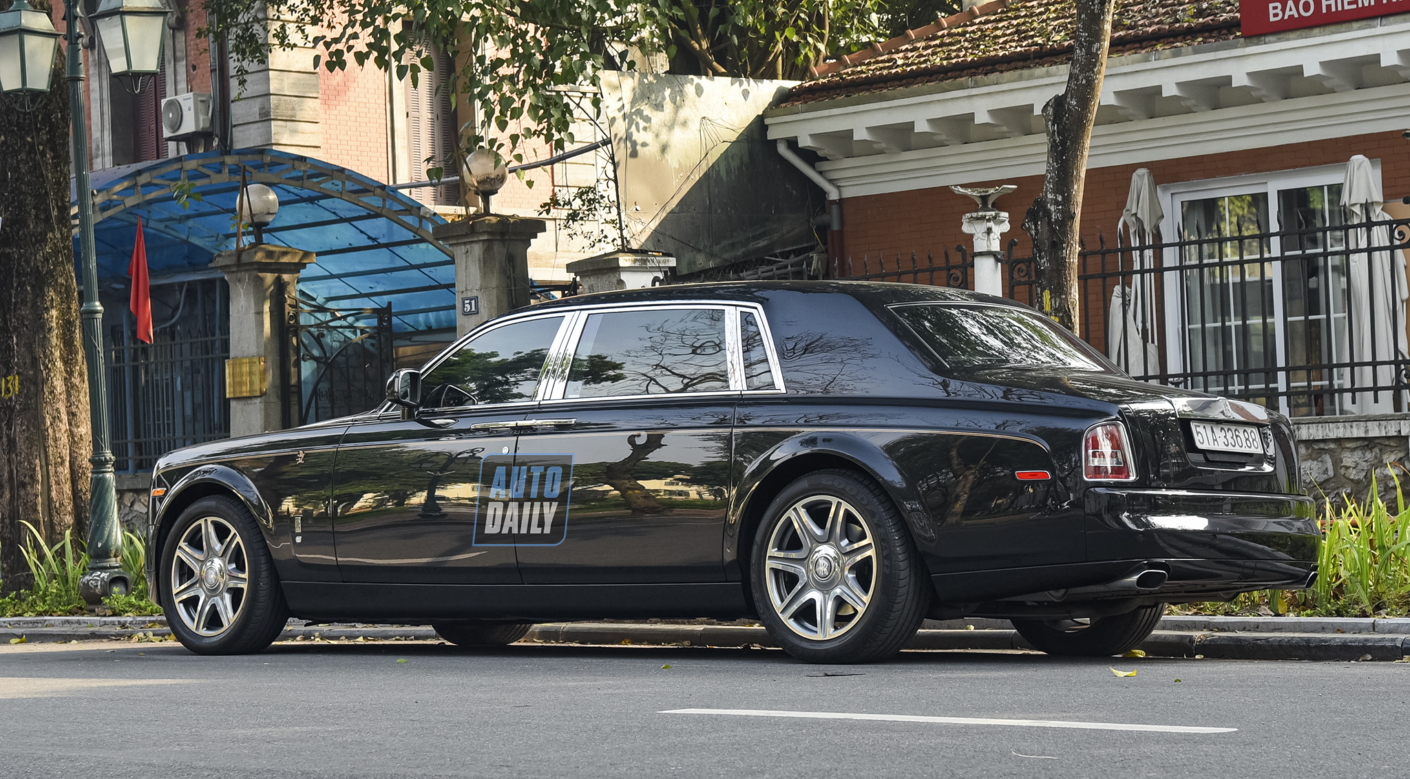 Rolls-Royce Phantom Rồng của 'Bầu' Kiên tái xuất, tròn 10 năm về Việt Nam adt-9150-copy.jpg