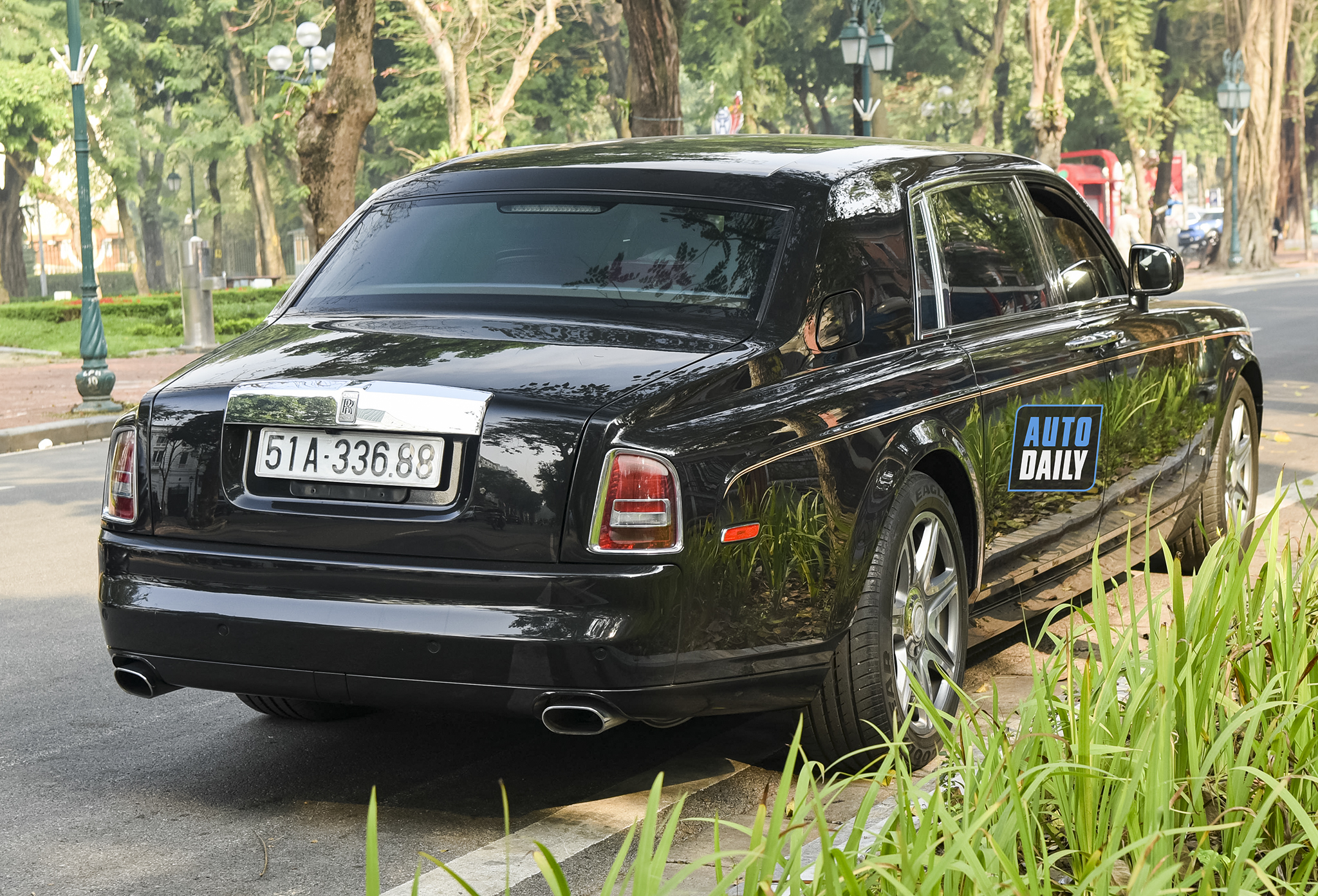 Rolls-Royce Phantom Rồng của 'Bầu' Kiên tái xuất, tròn 10 năm về Việt Nam adt-9157-copy.jpg