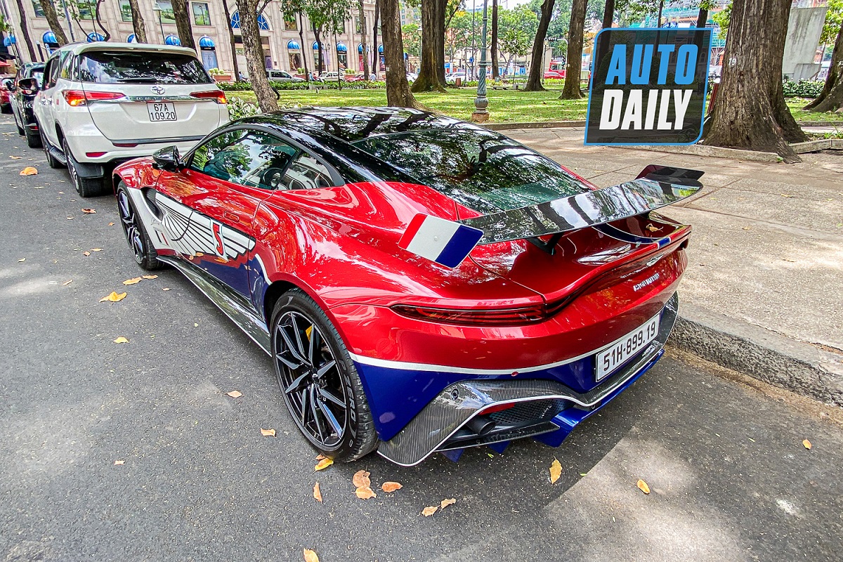 Minh Nhựa lái Aston Martin Vantage dạo phố cùng Lamborghini Huracan độ khủng aston-martin-vantage-minh-nhua-autodaily-6.JPG