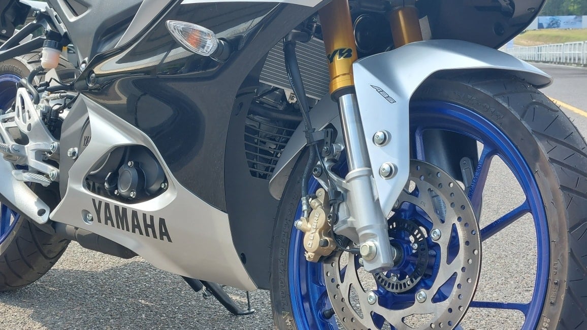 Cận cảnh Yamaha YZF-R15 2022: thêm kiểm soát lực kéo và sang số nhanh Yamaha YZF-R15 2021  (6).jpg