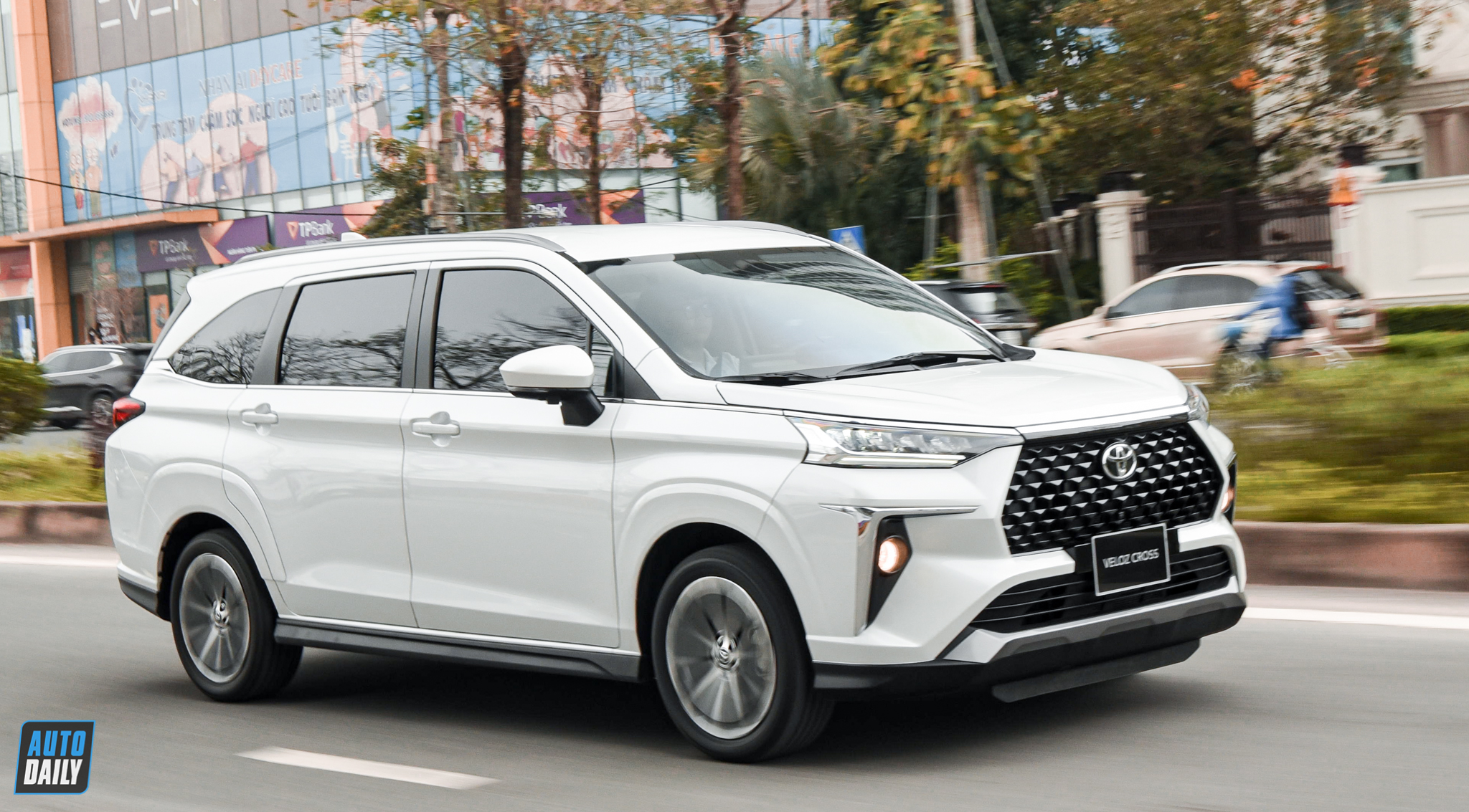 Đánh giá Toyota Veloz Cross 2022 Xe gia đình giá mềm tràn ngập công nghệ