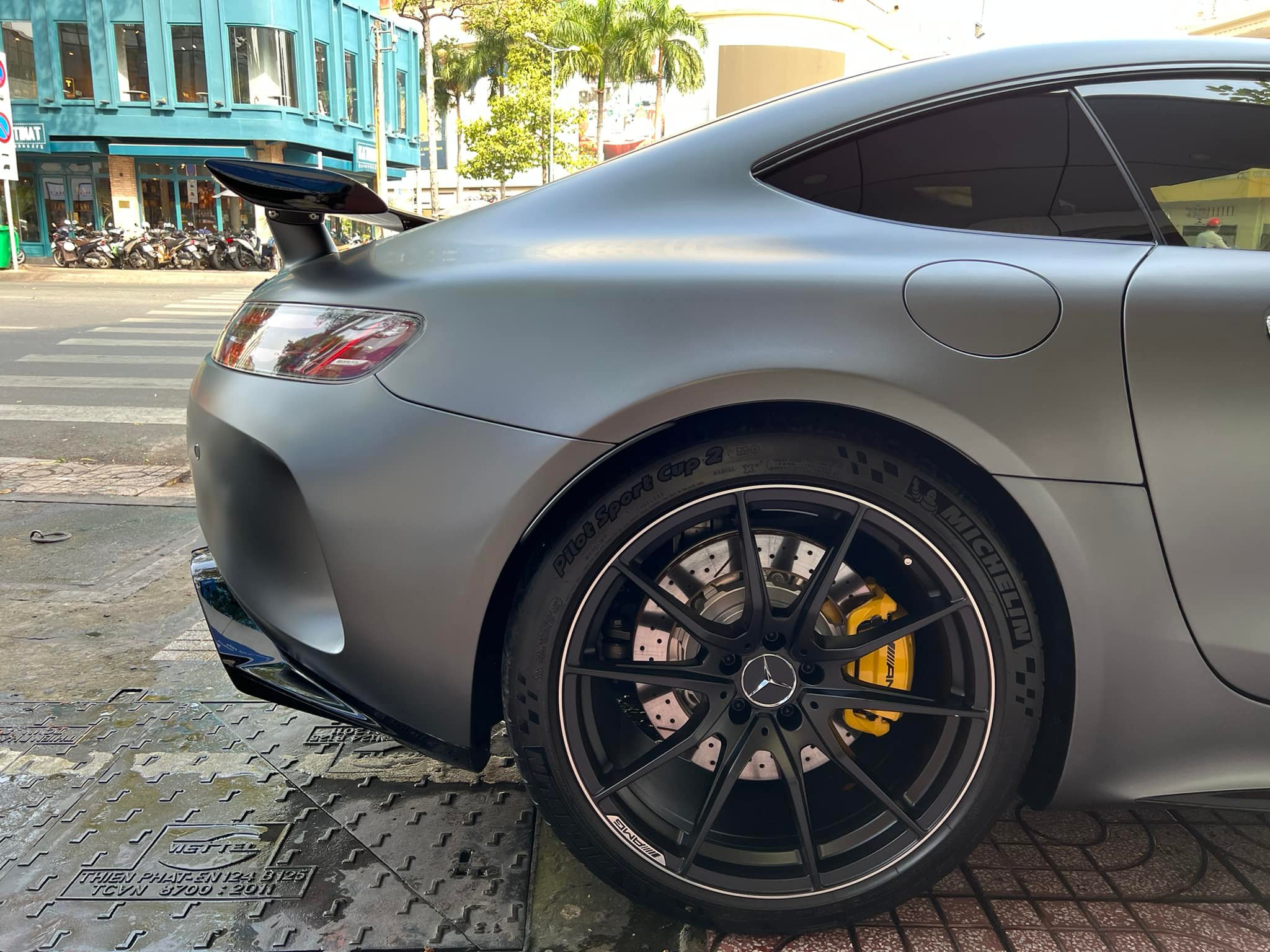 Đại gia Đặng Lê Nguyên Vũ mua Mercedes-AMG GT R của doanh nhân Quốc Cường 275980486-2143794395796312-4241441936166538374-n.jpeg