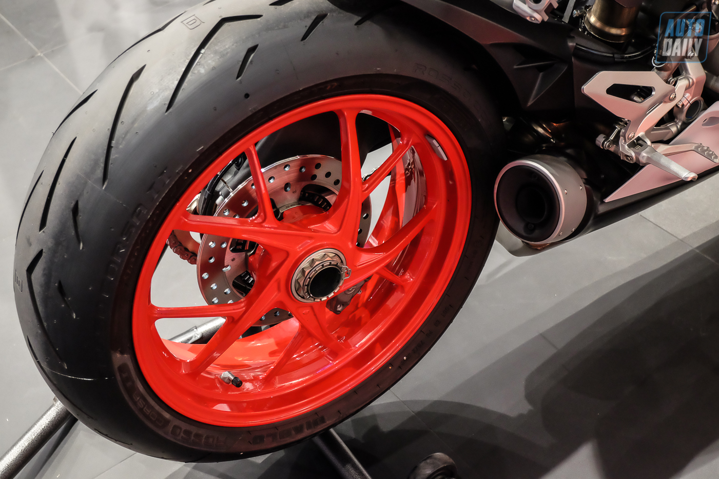 Cận cảnh Ducati Panigale V2 White Rosso mới tại VN, giá hơn 619 triệu Ducati Panigale V2 (10).jpg