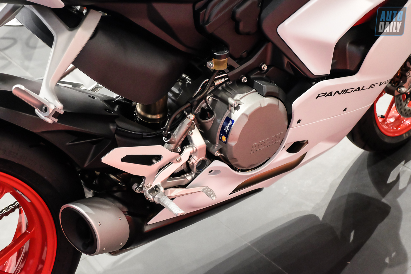 Cận cảnh Ducati Panigale V2 White Rosso mới tại VN, giá hơn 619 triệu Ducati Panigale V2 (11).jpg