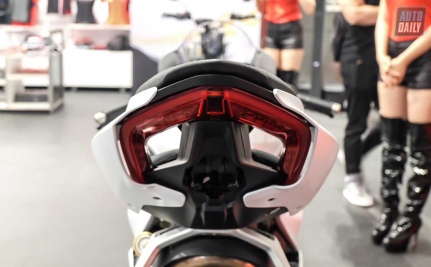 Cận cảnh Ducati Panigale V2 White Rosso mới tại VN, giá hơn 619 triệu Ducati Panigale V2 (12).jpg