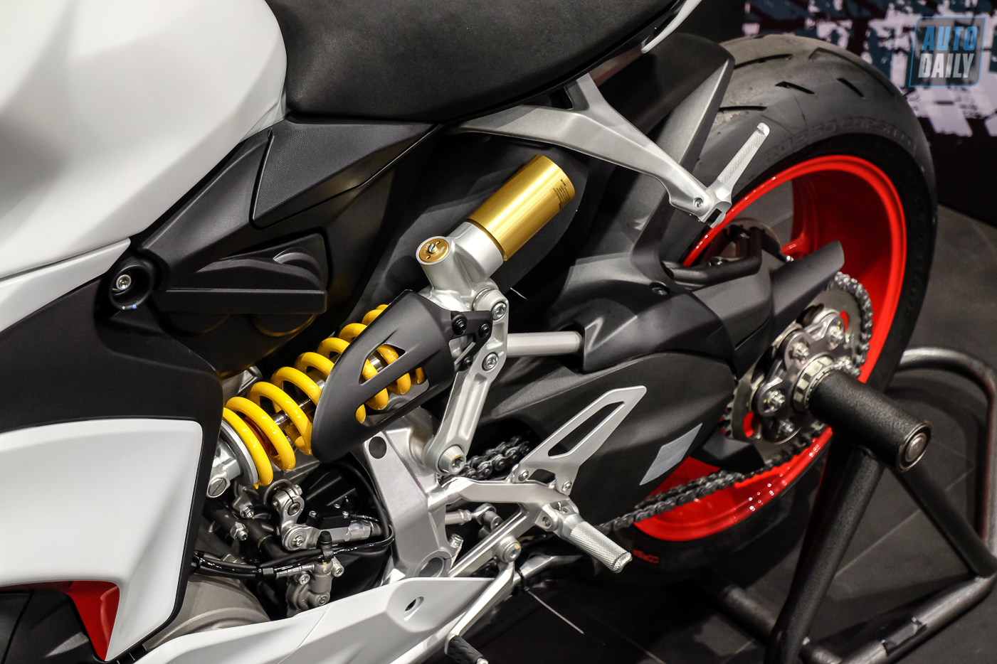 Cận cảnh Ducati Panigale V2 White Rosso mới tại VN, giá hơn 619 triệu Ducati Panigale V2 (6).jpg