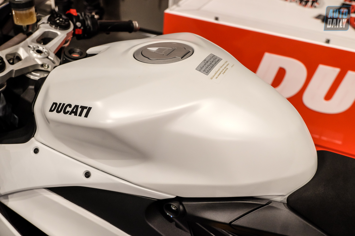 Cận cảnh Ducati Panigale V2 White Rosso mới tại VN, giá hơn 619 triệu Ducati Panigale V2 (7).jpg