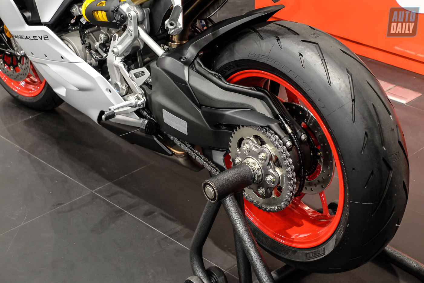 Cận cảnh Ducati Panigale V2 White Rosso mới tại VN, giá hơn 619 triệu Ducati Panigale V2 (8).jpg